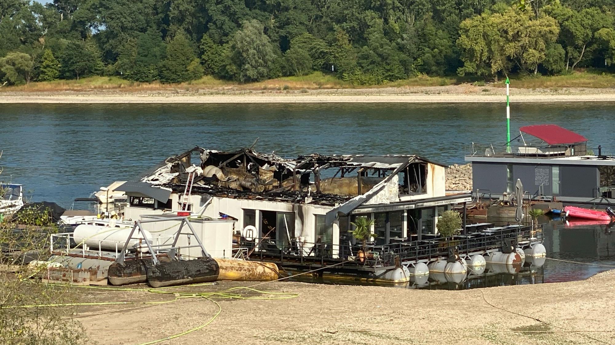 Die Feuerwehr hat den Brand auf dem Bootshaus in Sürth gelöscht.