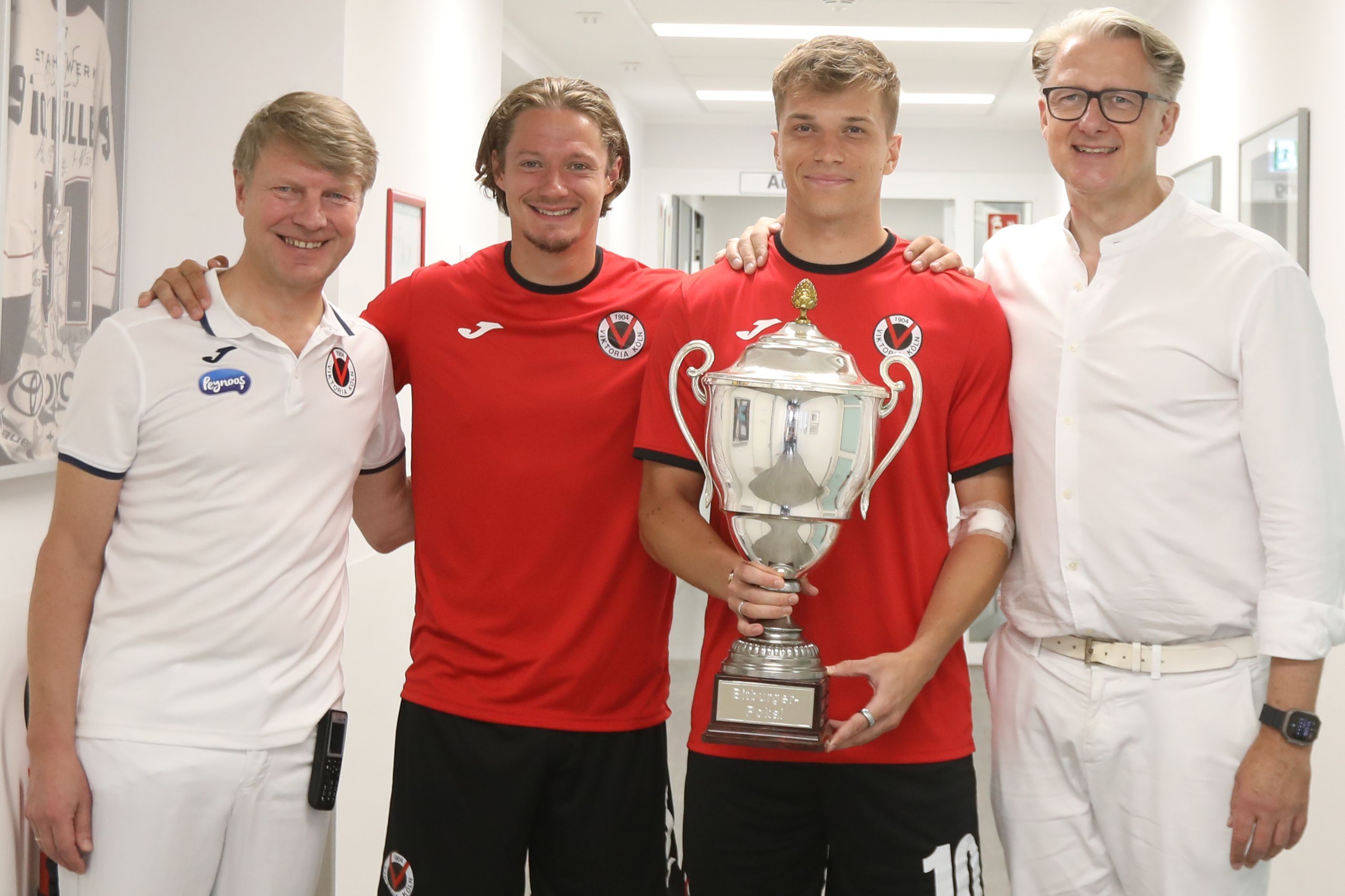 Die Viktoria-Spieler Tobias Eisenhut (2.v.l.) und David Otto (3.v.l.) sowie die Mediziner Dr.  Eduard Gorr (l.) und Professor Marc Horlitz (r.).