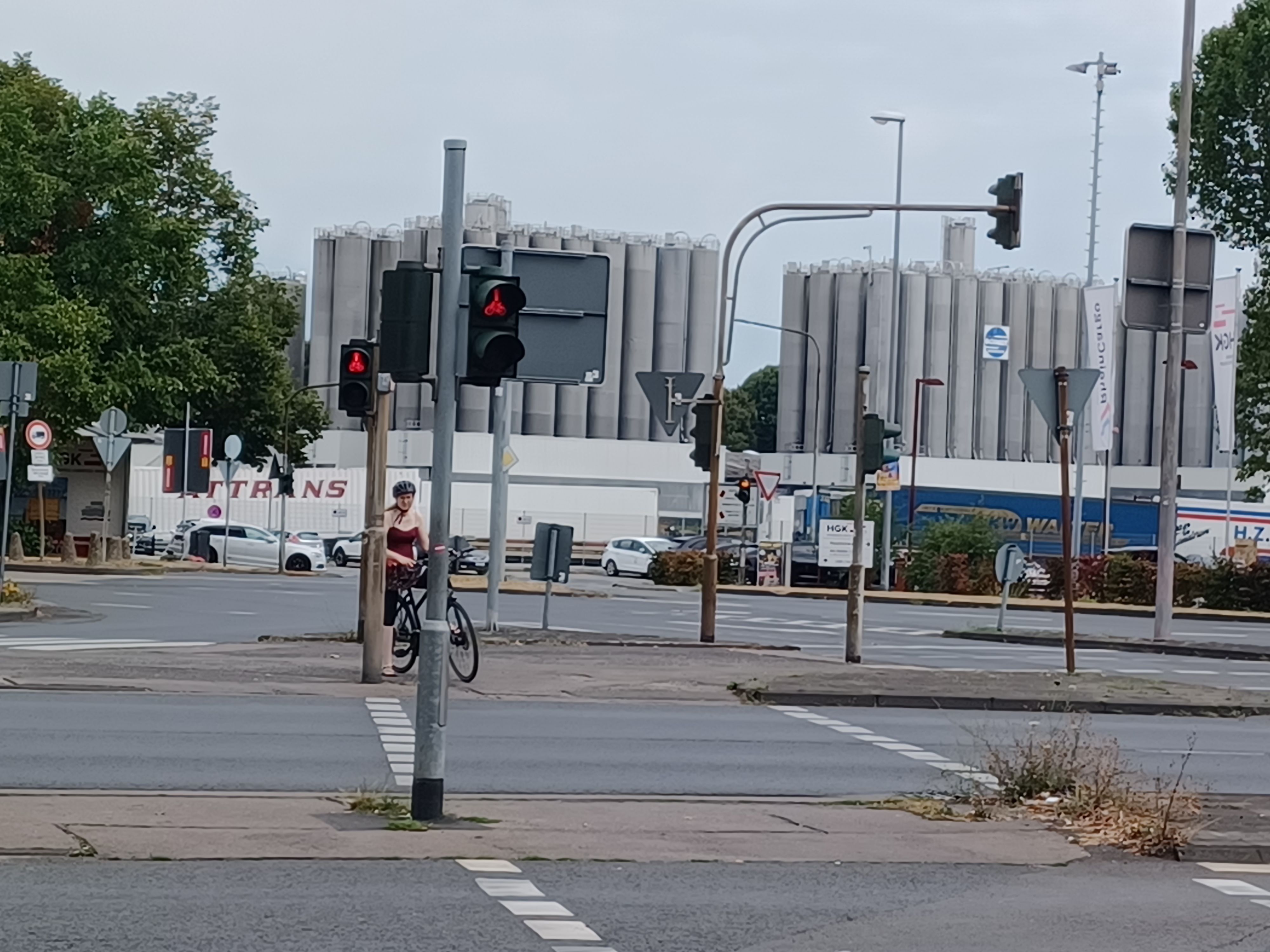 Blick auf die schmale Mittelinsel des Überwegs über die Industriestraße. Die Politik fordert hier Abhilfe.