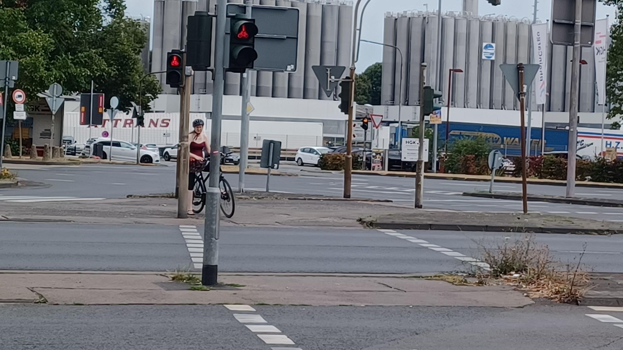 Blick auf die schmale Mittelinsel des Überwegs über die Industriestraße. Die Politik fordert hier Abhilfe.