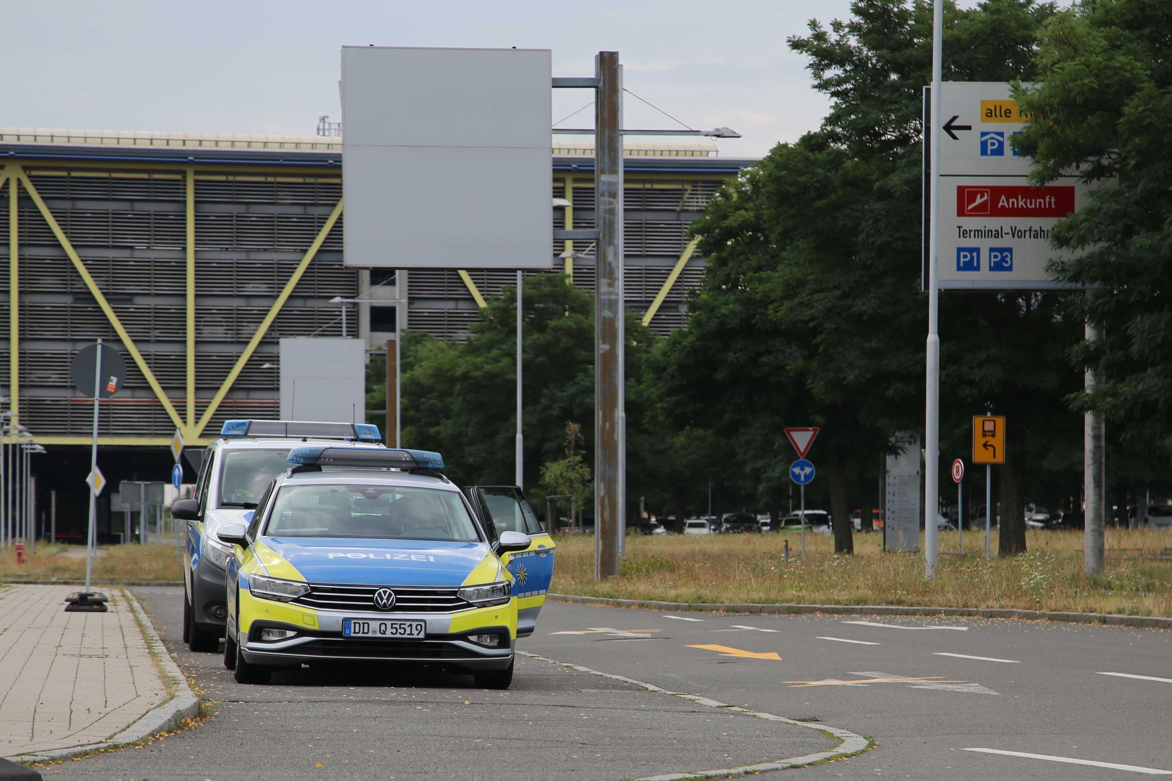 Polizeifahrzeuge stehen vor der Zufahrt der Flughafenverwaltung am Flughafen Leipzig/Halle. Der Flughafen hat in der Nacht den Flugbetrieb vorübergehend eingestellt, nachdem ein unbekanntes Flugobjekt gefunden wurde.