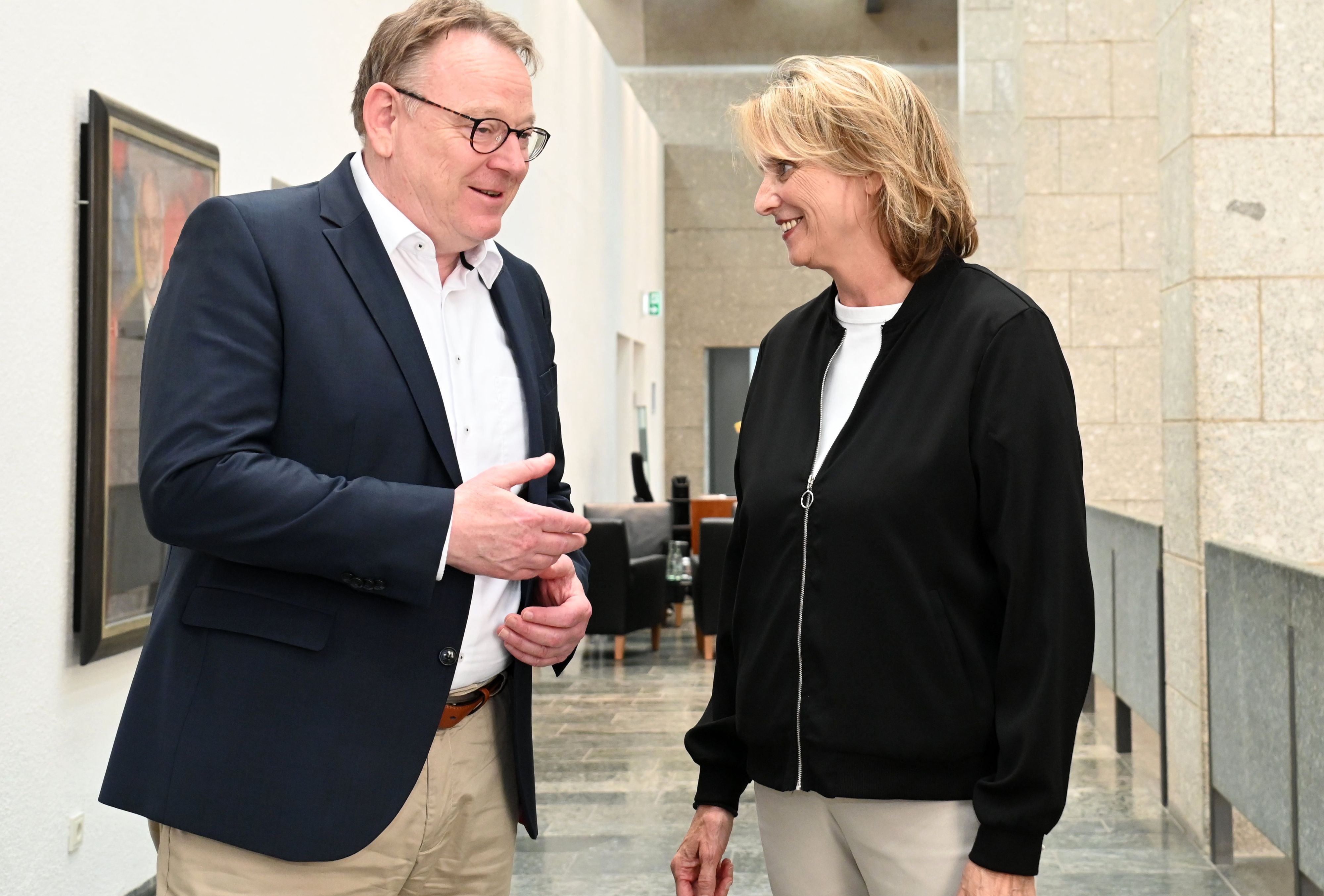 Susanne Kunert von der Kommunalstelle für Förderung und Anerkennung Bürgerschaftlichen Engagements und Oberbürgermeister Torsten Burmester.