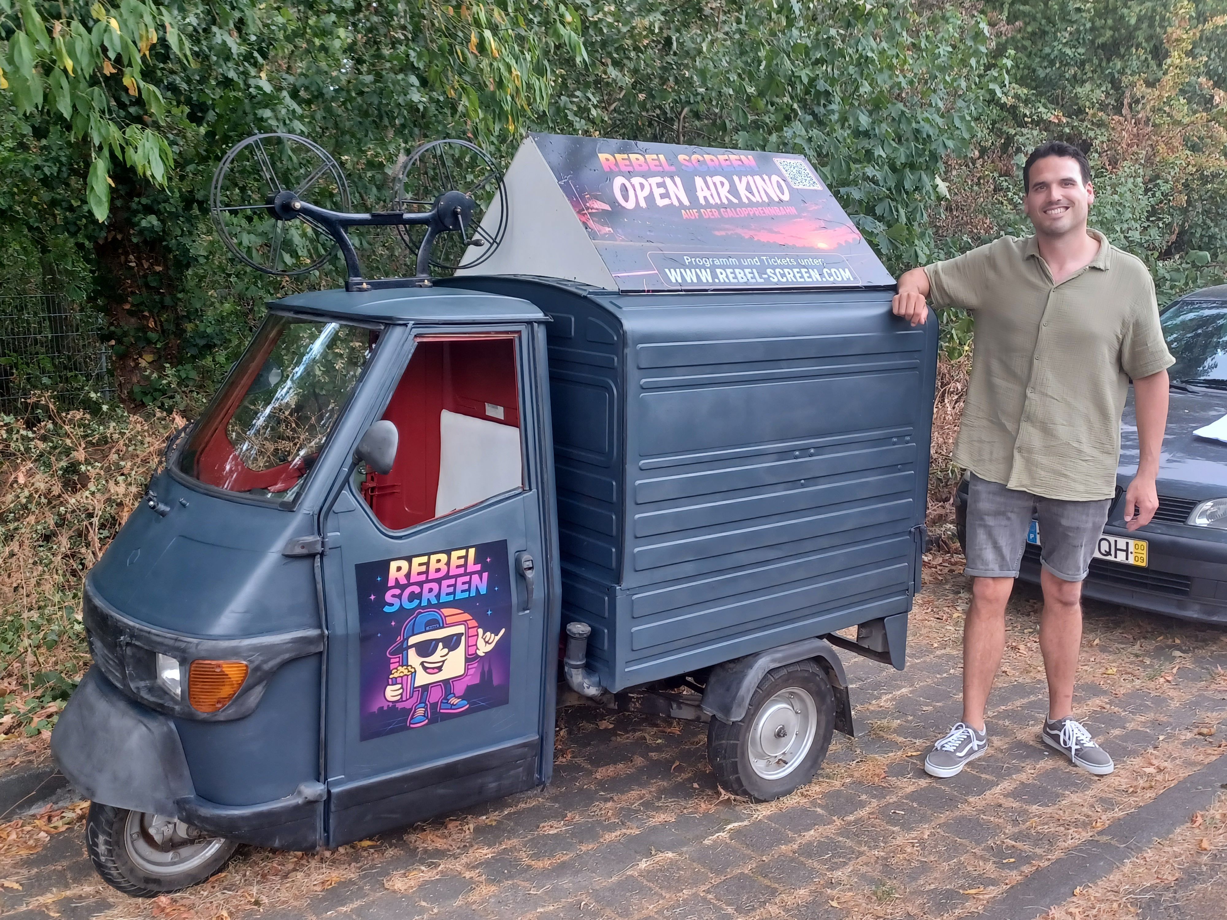 Mit seiner zum Kino-Mobil umgebauten Piaggio Ape startet André Klausz sein mobiles Kinoangebot „Rebel Screen“.