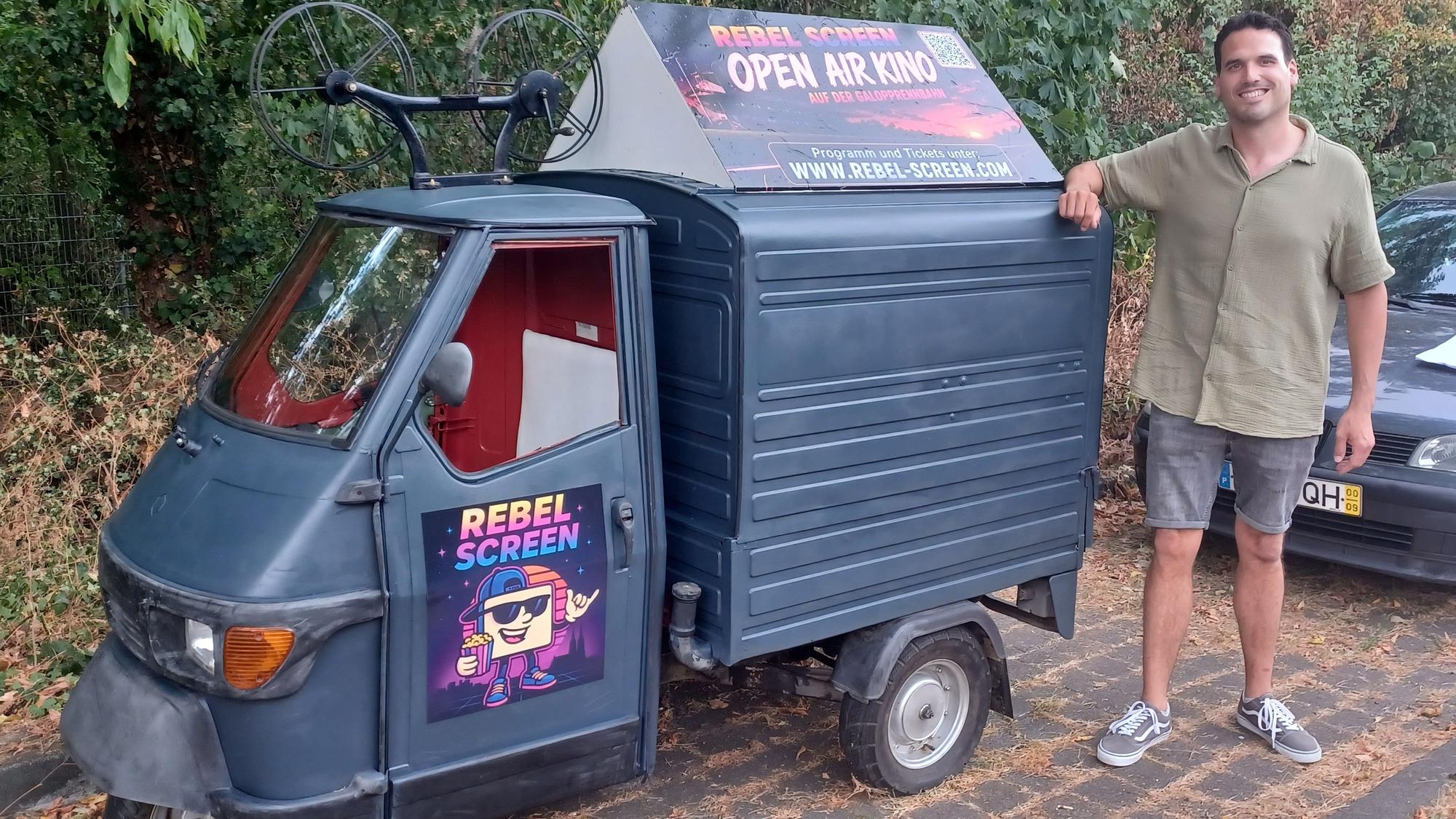 Mit seiner zum Kino-Mobil umgebauten Piaggio Ape startet André Klausz sein mobiles Kinoangebot „Rebel Screen“.