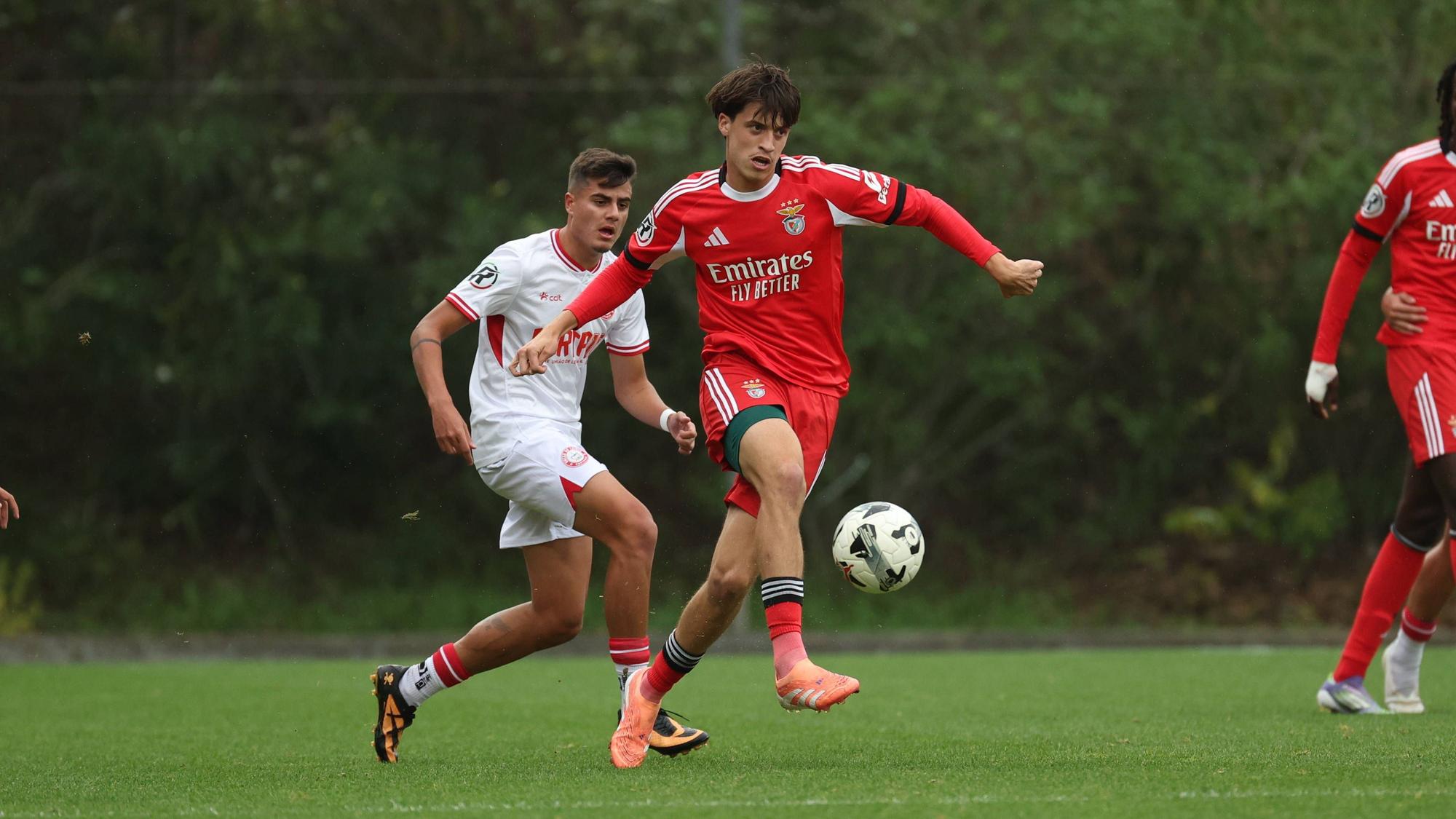 Gil Neves SL Benfica U-23 in action during the match between SL Benfica U-23 and UD Leiria U-23, valid for Liga Revelacao Sub-23 2025 26 at Benfica Campus on 13 November 2025. Lisbon Benfica Campus Seixal Portugal Copyright: xIMAGOx/xPRIMExSPORTSxIMAGESx/xFILIPExOLIVEIRAx