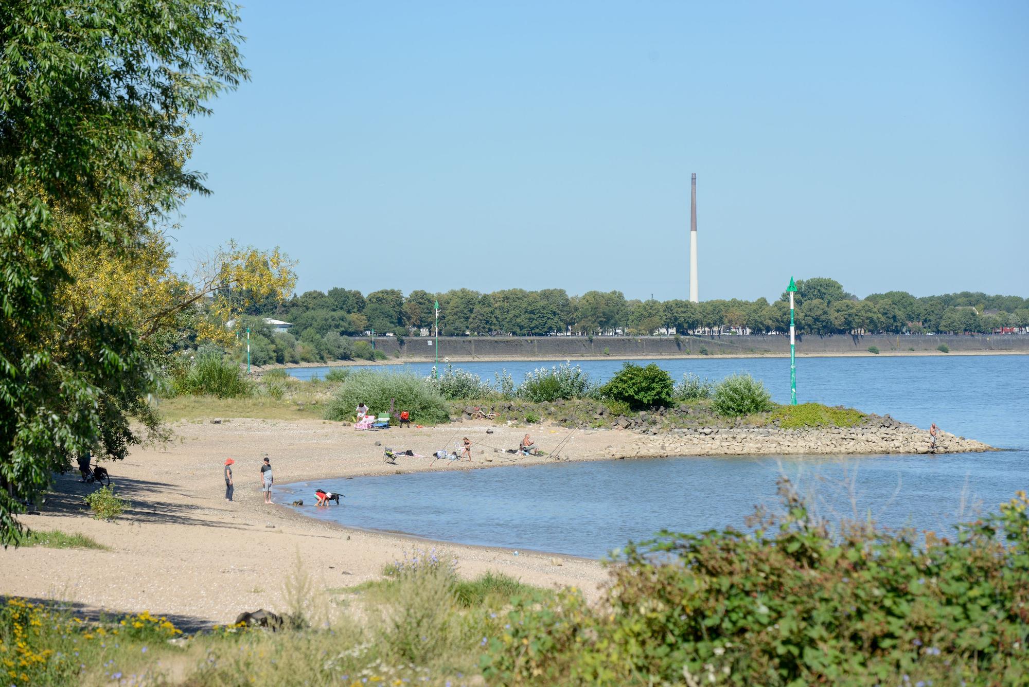 Niehler Strand mit ein paar Besuchenden. (Archivbild)