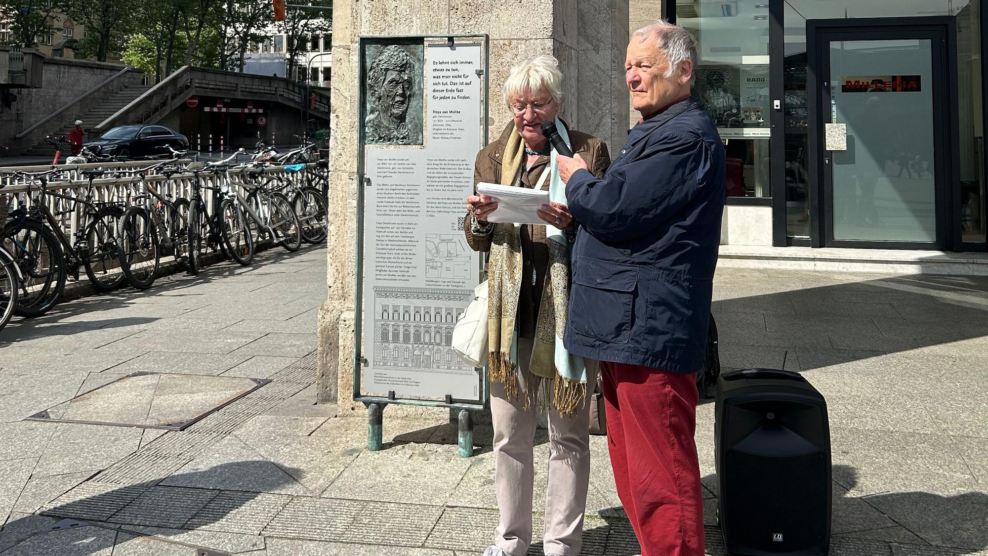 Hannelore Bartscherer und Walter Ludwigs vom „Arbeitskreis Freya von Moltke“ bei der Neuinstallation der Stele am 8. Mai 2025. (Archivfoto)