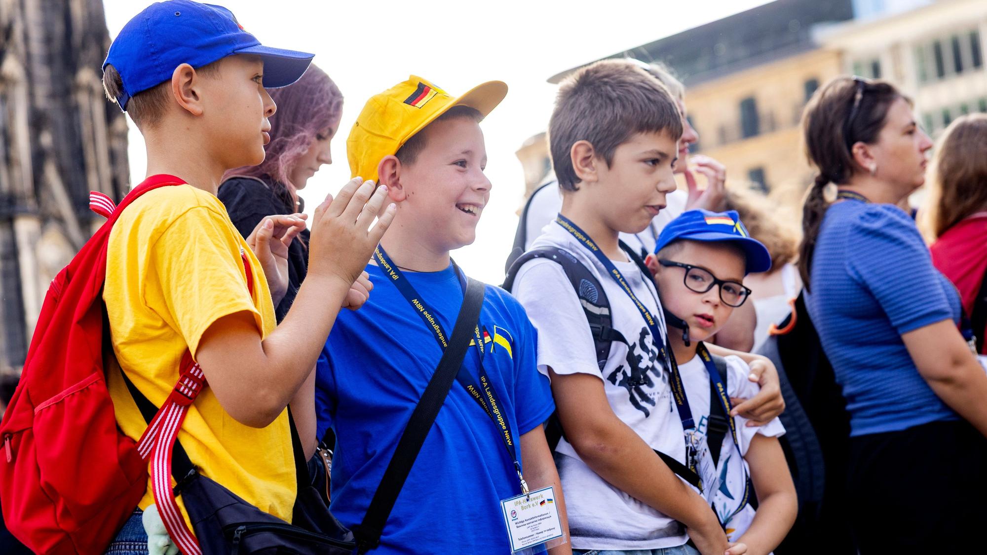 Ukrainische Kinder vor dem Kölner Dom