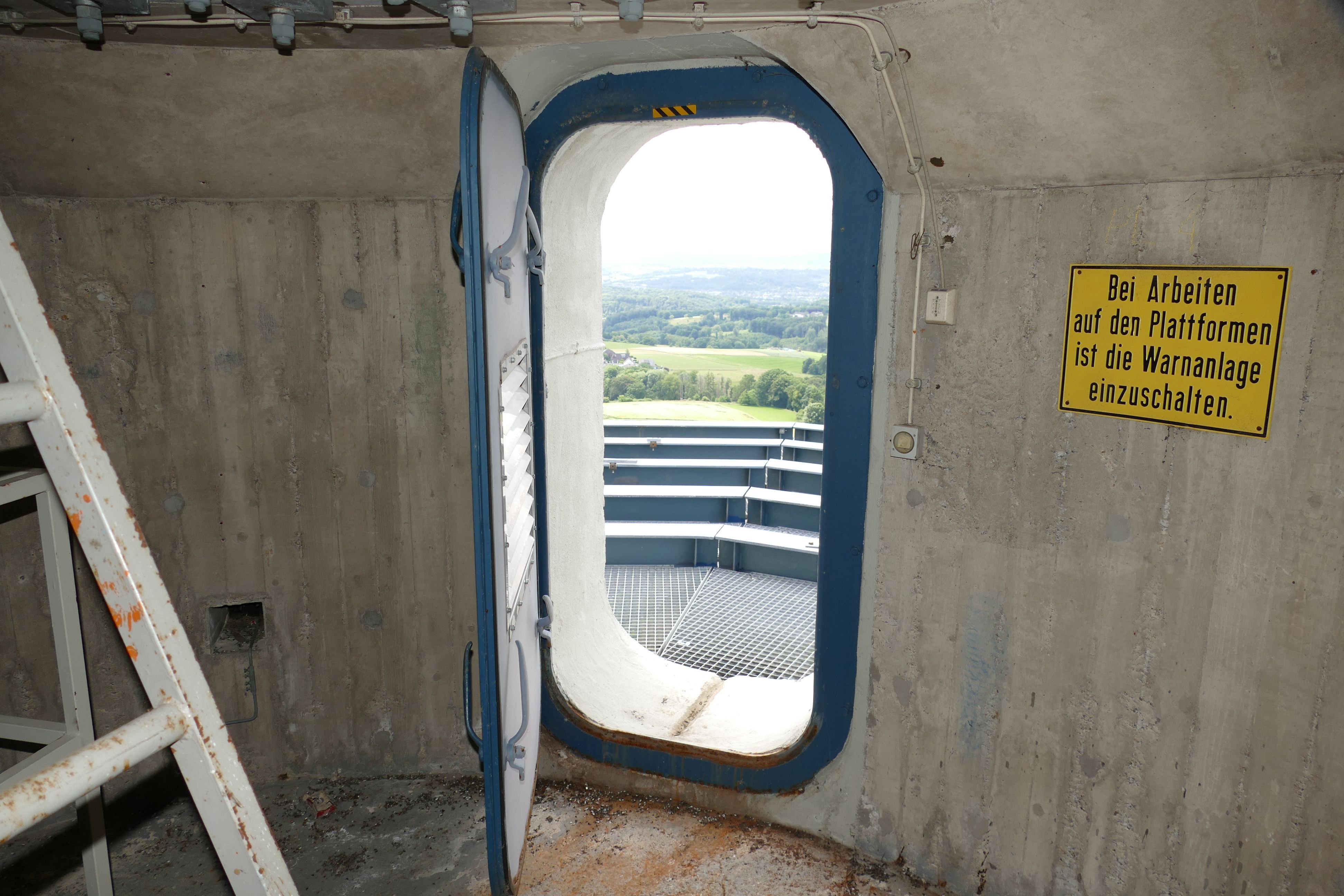 In 91 Meter Höhe führt diese Tür auf die zweitoberste Plattform nach draußen.