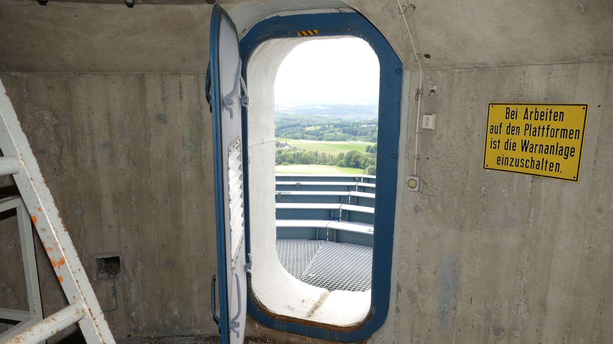 In 91 Meter Höhe führt diese Tür auf die zweitoberste Plattform nach draußen.