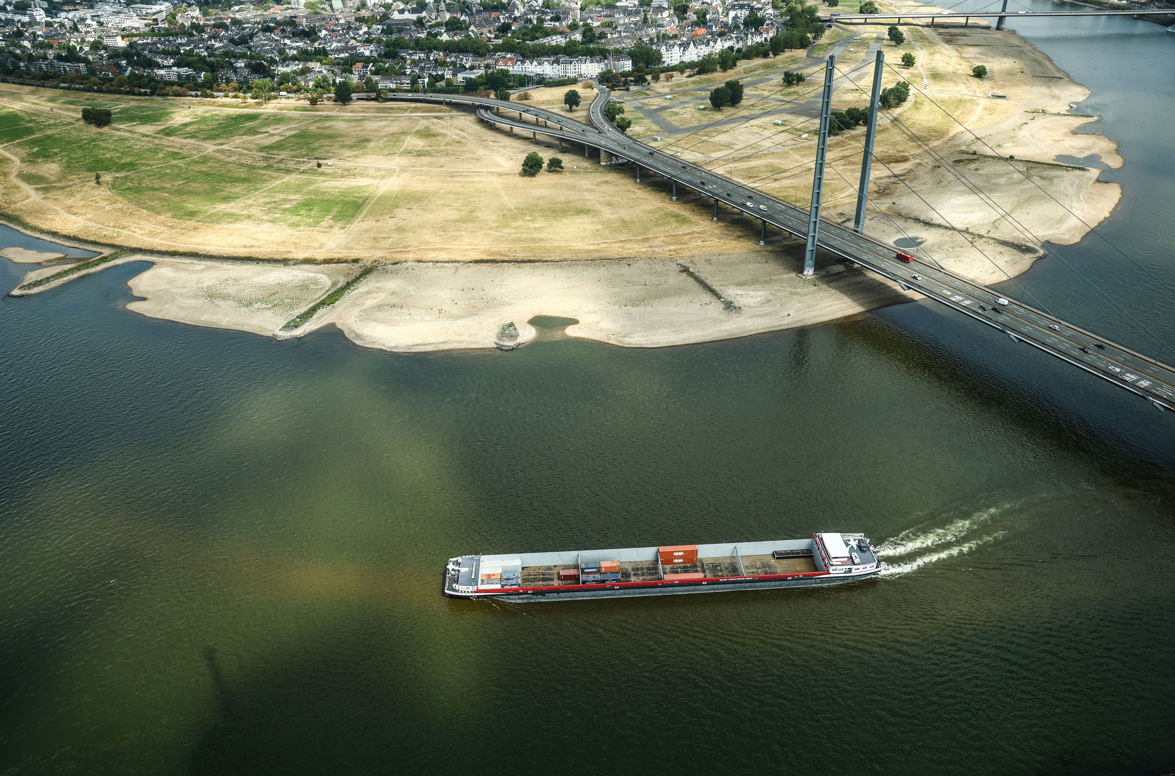 Niedrigwasser am Rheinknie in Düsseldorf