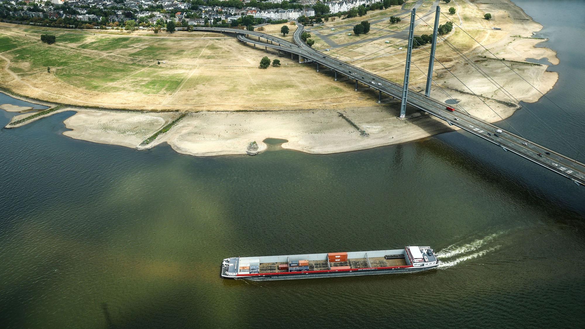 Niedrigwasser am Rheinknie in Düsseldorf