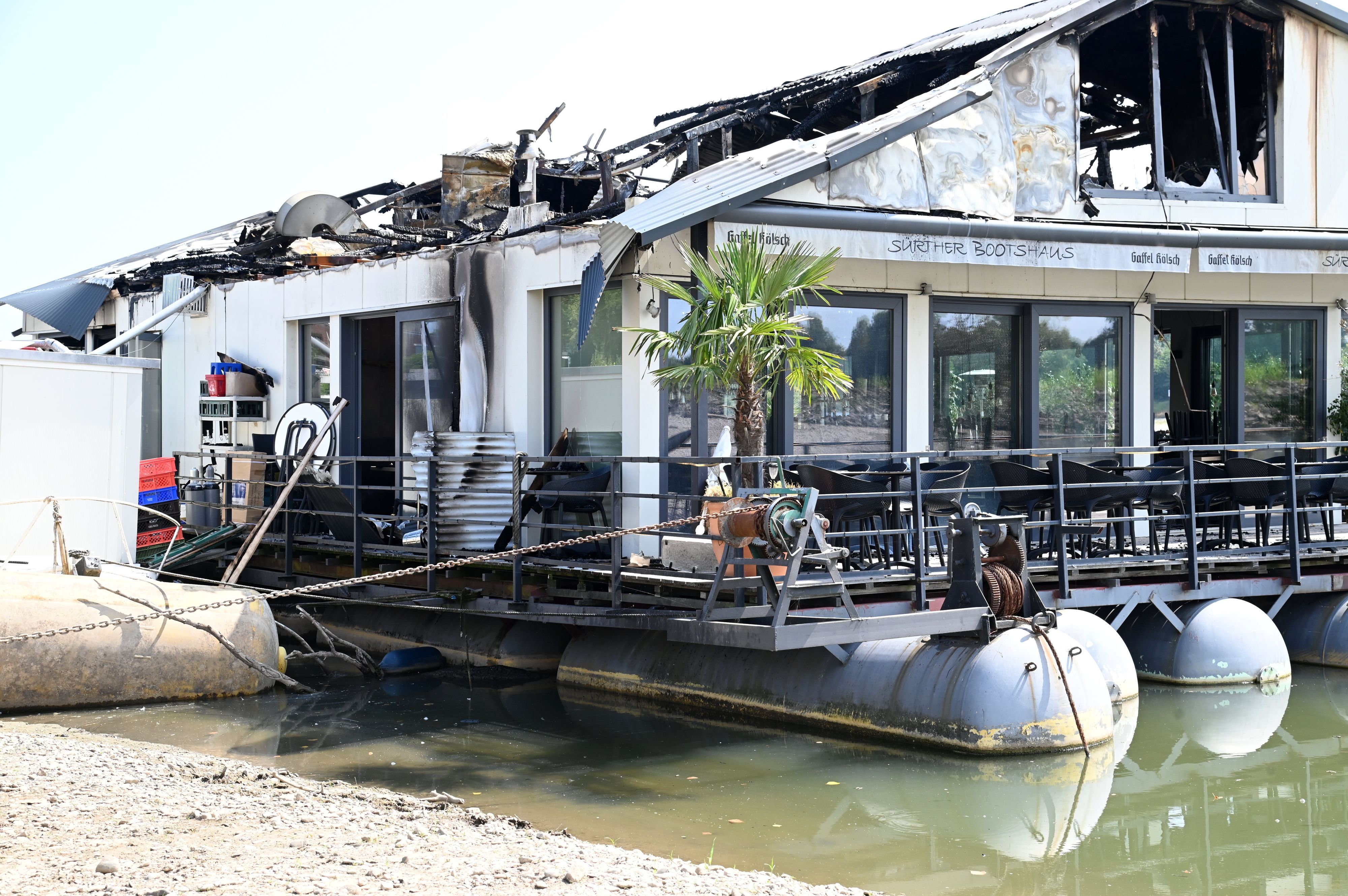 Das Sürther Bootshaus ist ausgebrannt (Bild vom 5. August).