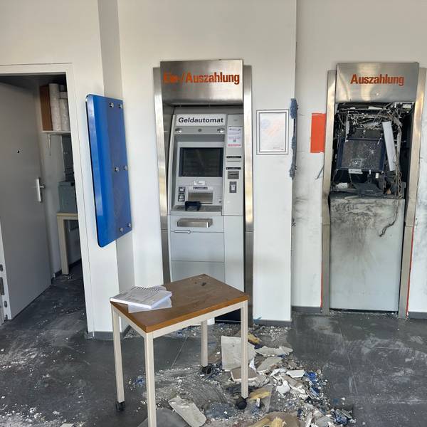 In den Morgenstuden des 5. August 2026 wurde ein Geldautomat der Volksbank Köln-Bonn gesprengt.