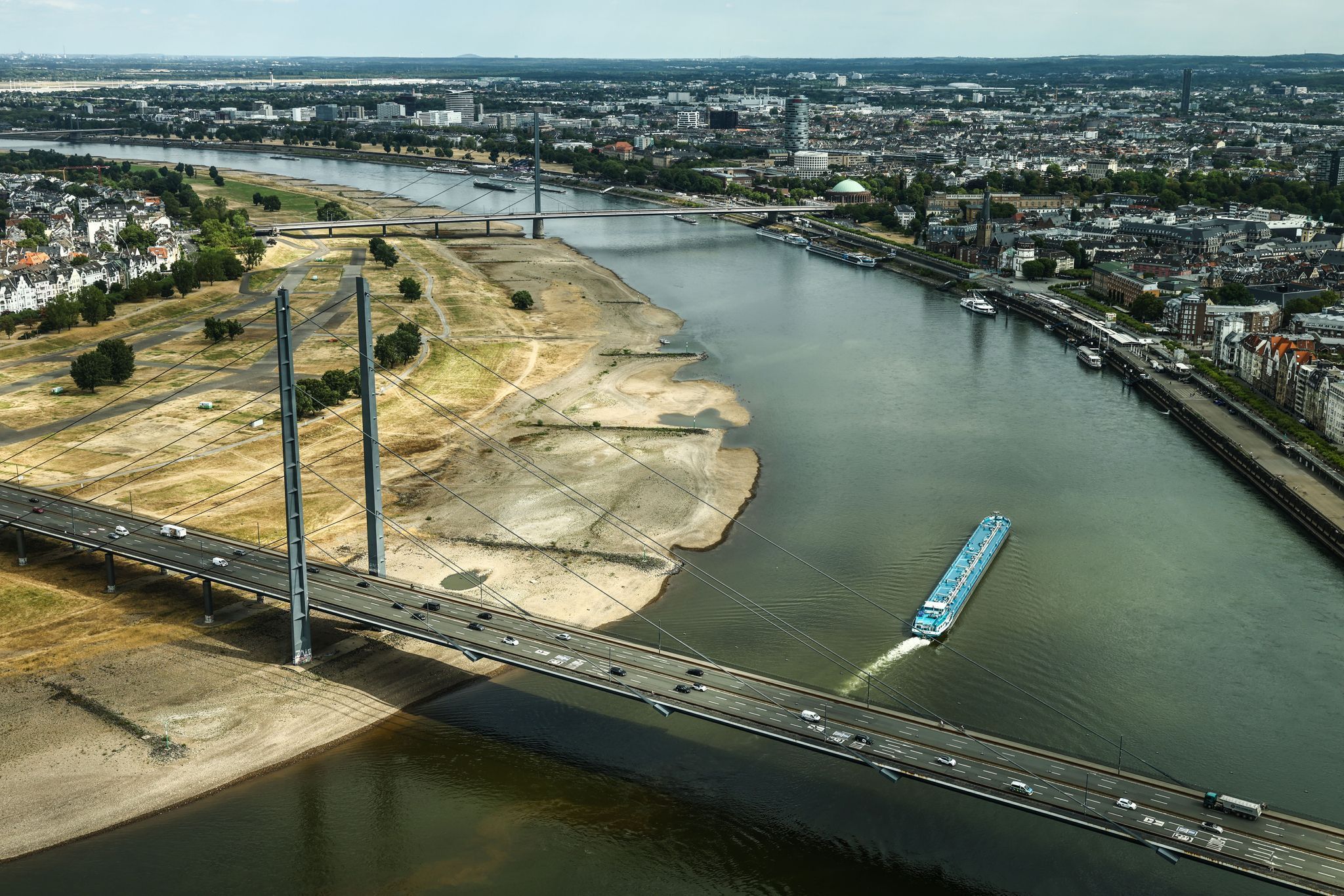 Niedrigwasser am Rhein in Düsseldorf
