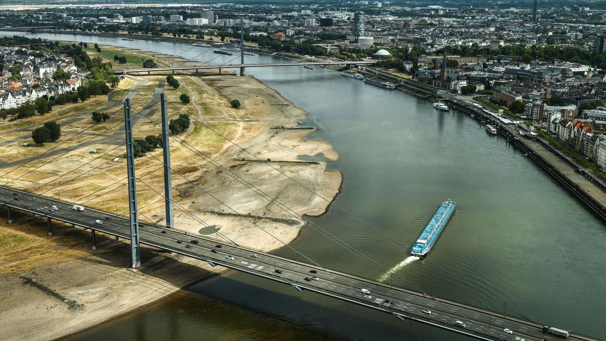 Niedrigwasser am Rhein in Düsseldorf