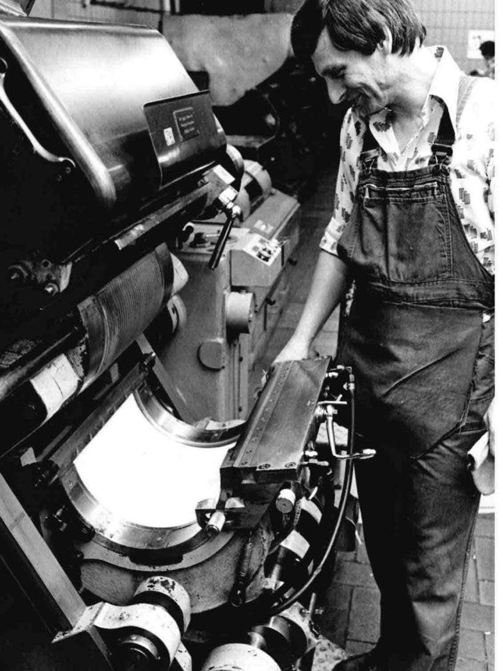 Richard Krey im Juli 1981 bei der Herstellung der letzten Ausgabe im Bleisatz