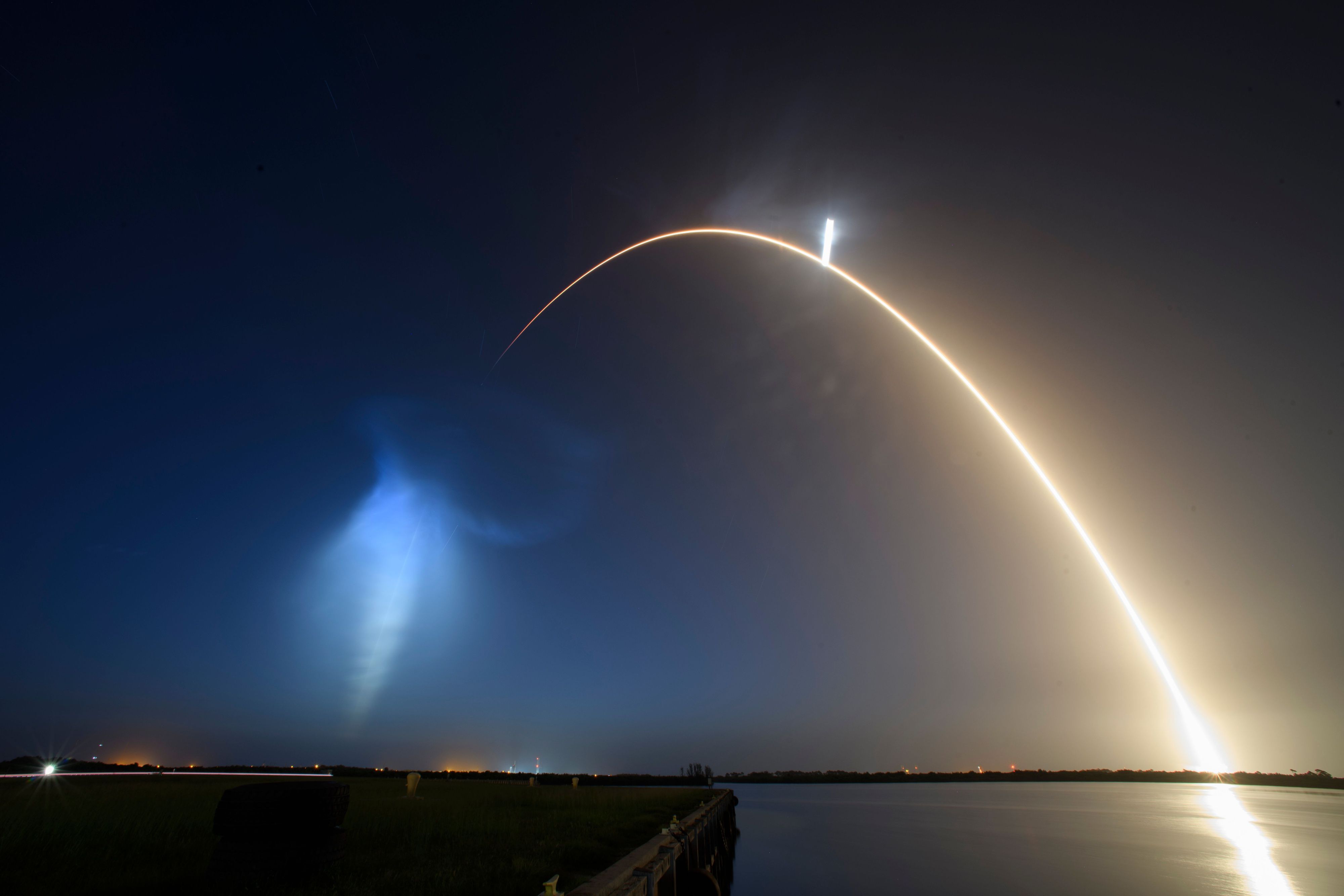 Eine SpaceX „Falcon 9“-Rakete hebt von der Rampe 39A mit einem Paar Mondlandegeräten im Kennedy Space Center in Cape Canaveral ab. (Archivbild)