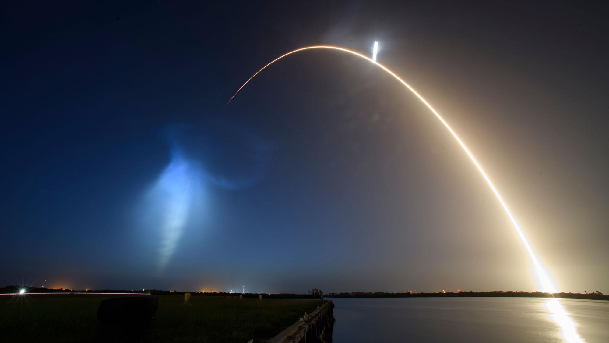 Eine SpaceX „Falcon 9“-Rakete hebt von der Rampe 39A mit einem Paar Mondlandegeräten im Kennedy Space Center in Cape Canaveral ab. (Archivbild)