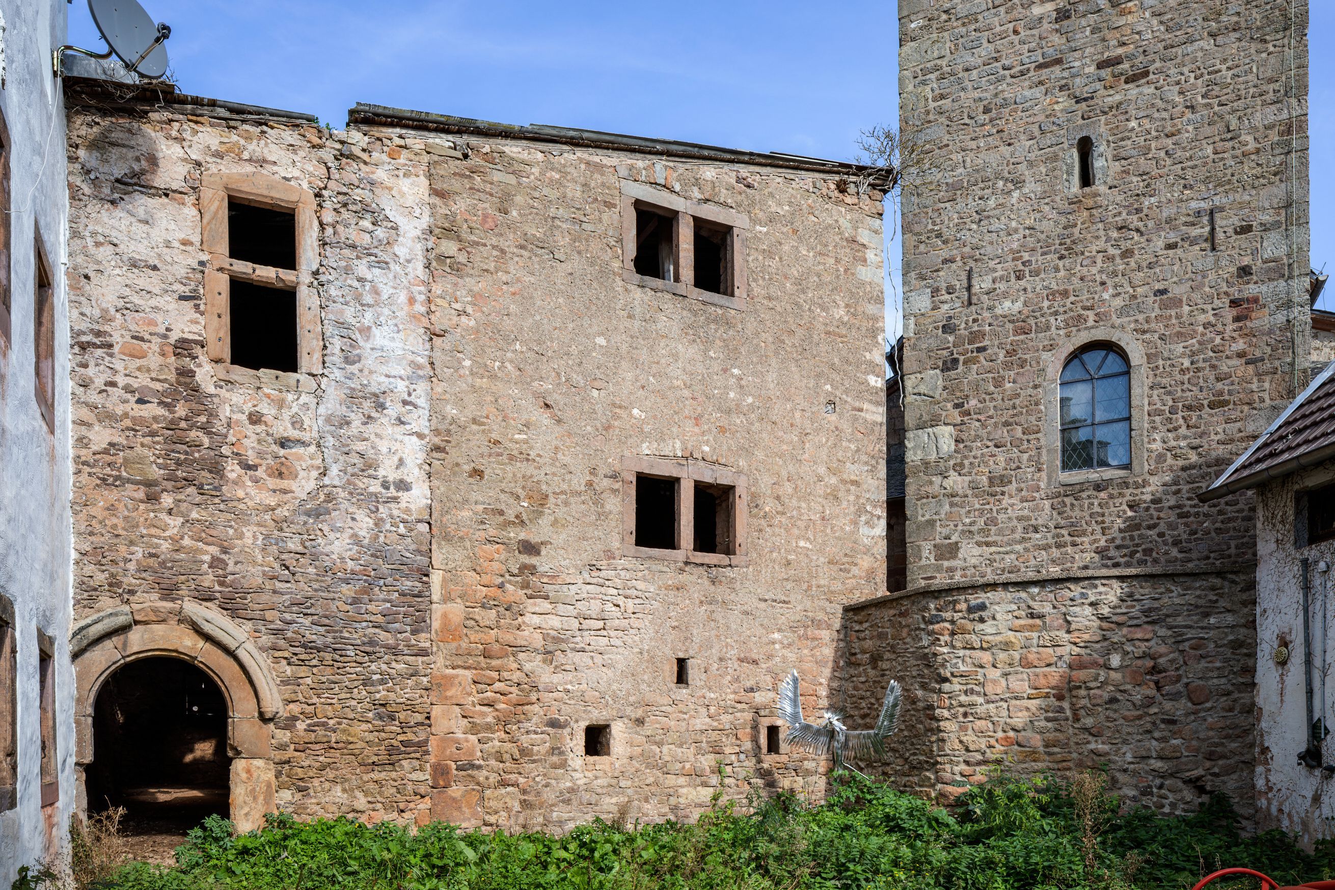 Ein Blick in den Innenhof von Burg Kallmuth.