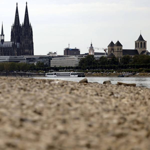 Der Kölner Dom ragt über das ausgetrocknete Flussbett. Der Rheinpegel ist in Köln derzeit historisch niedrig.