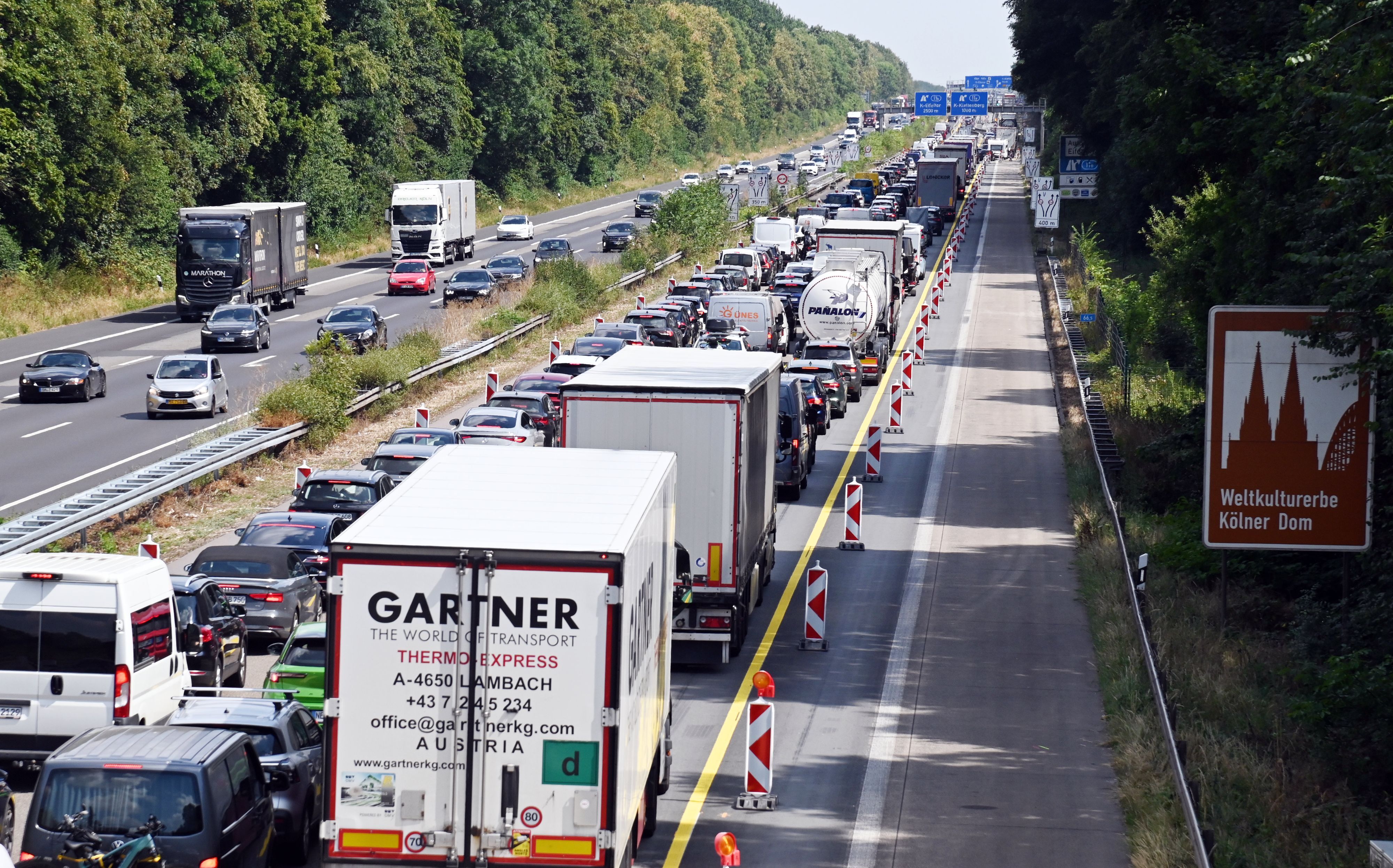 Stau auf der A4 (zwischen Köln West und Eifeltor).