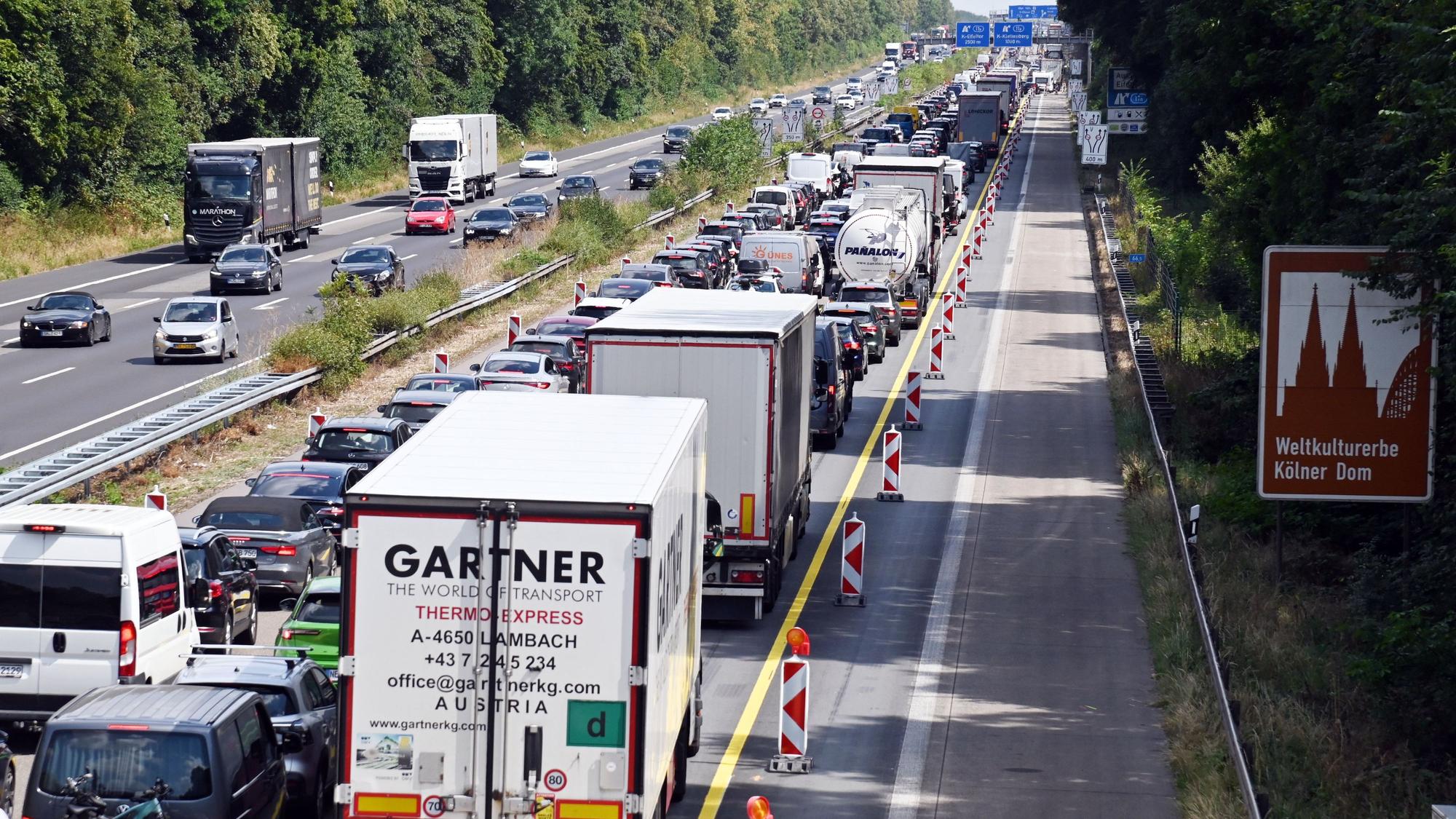 Stau auf der A4 (zwischen Köln West und Eifeltor).