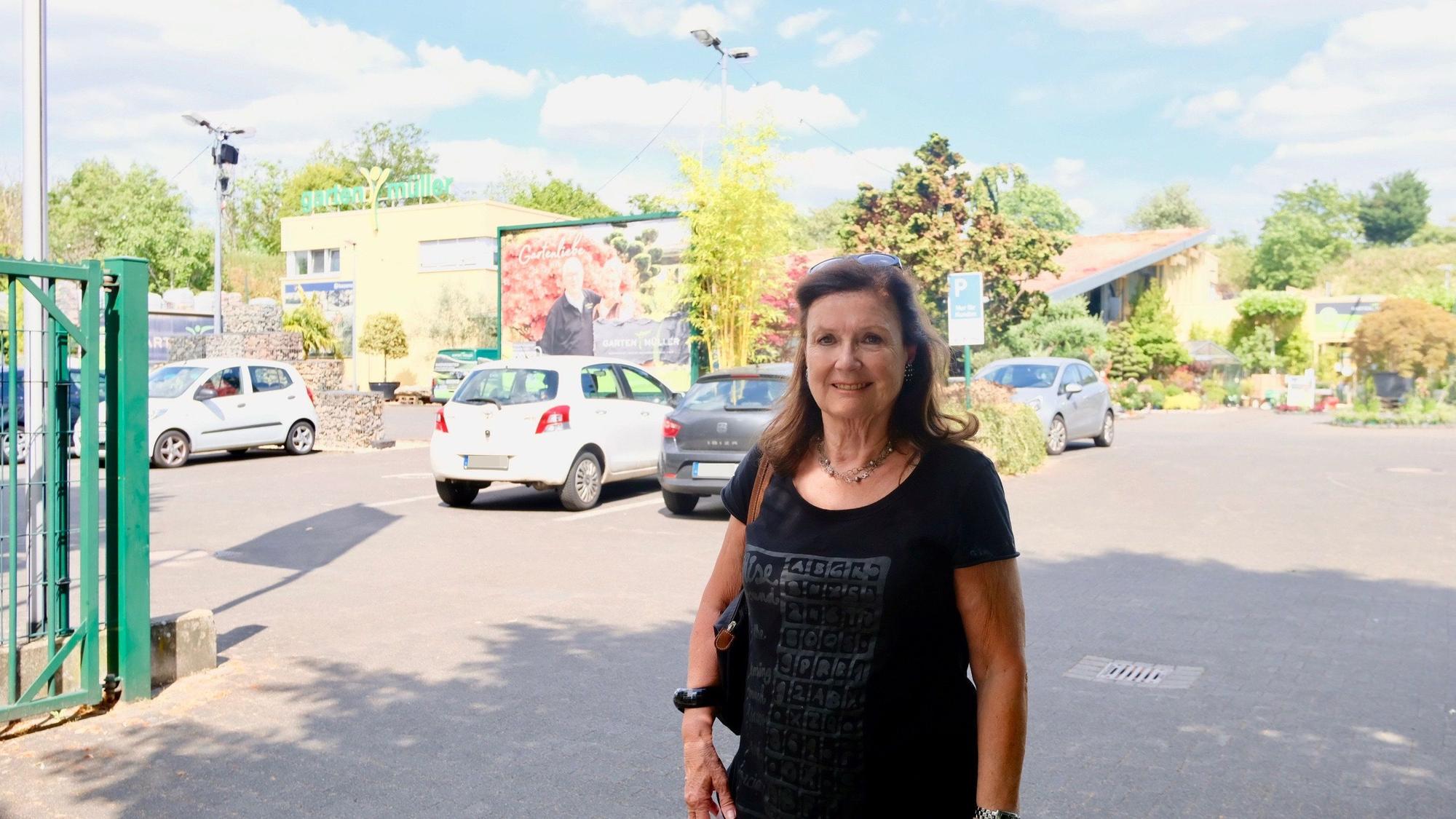 Astrid Franzen, Vorsitzende der Bürgerinteressengemeinschaft Junkersdorf, vor dem Gartenbaubetrieb Müller an der Ignystraße.