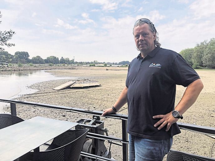 Köln, Sürther Bootshaus
Küchenchef Jörg Blöck steht an Deck seines Restaurants. Normalerweise fließt hinter ihm der Rhein (Archivfoto).