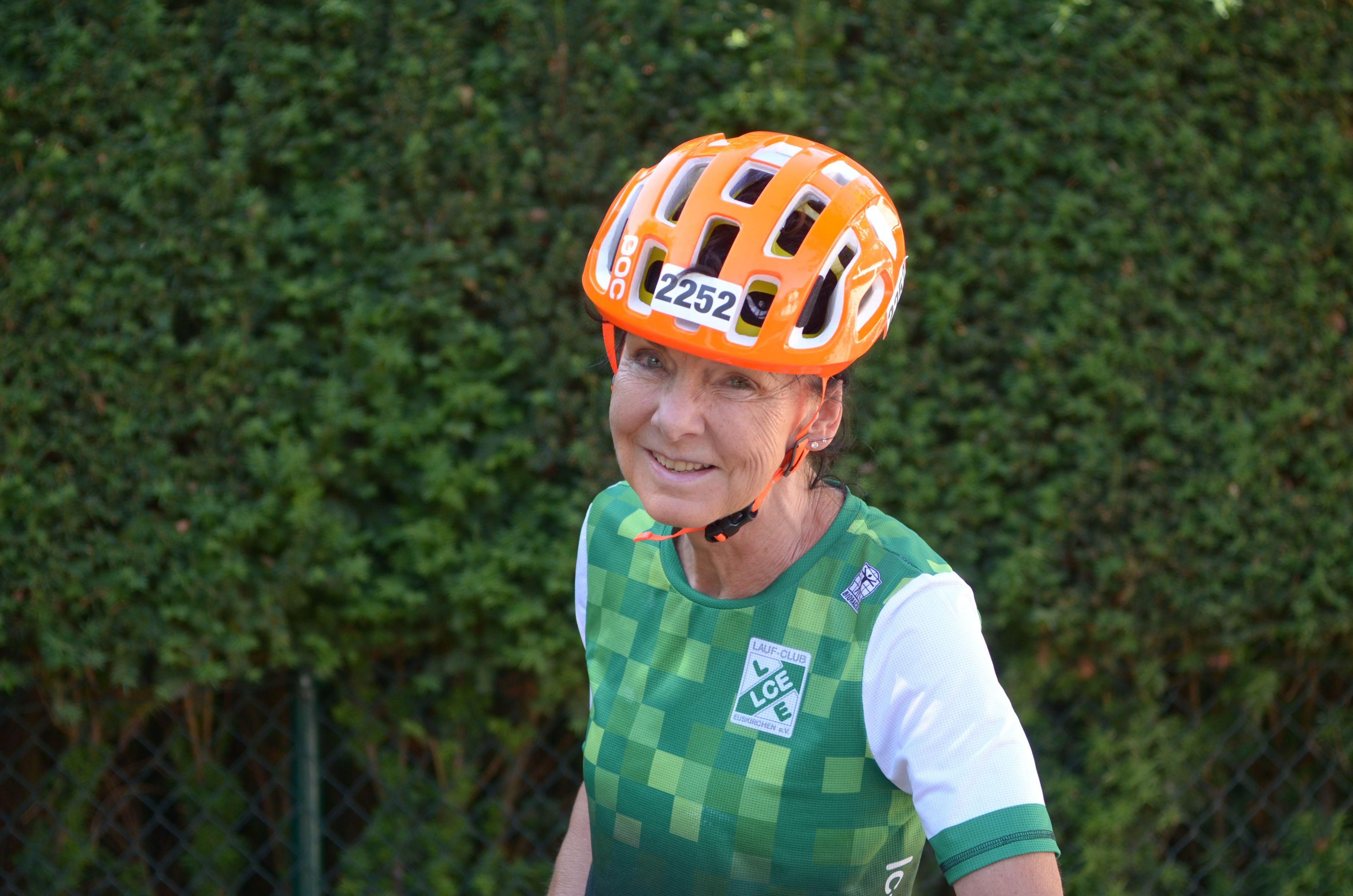 Elli Bachem im Trikot des LC Euskirchen und einem orangefarbenen Fahrradhelm auf dem Kopf.