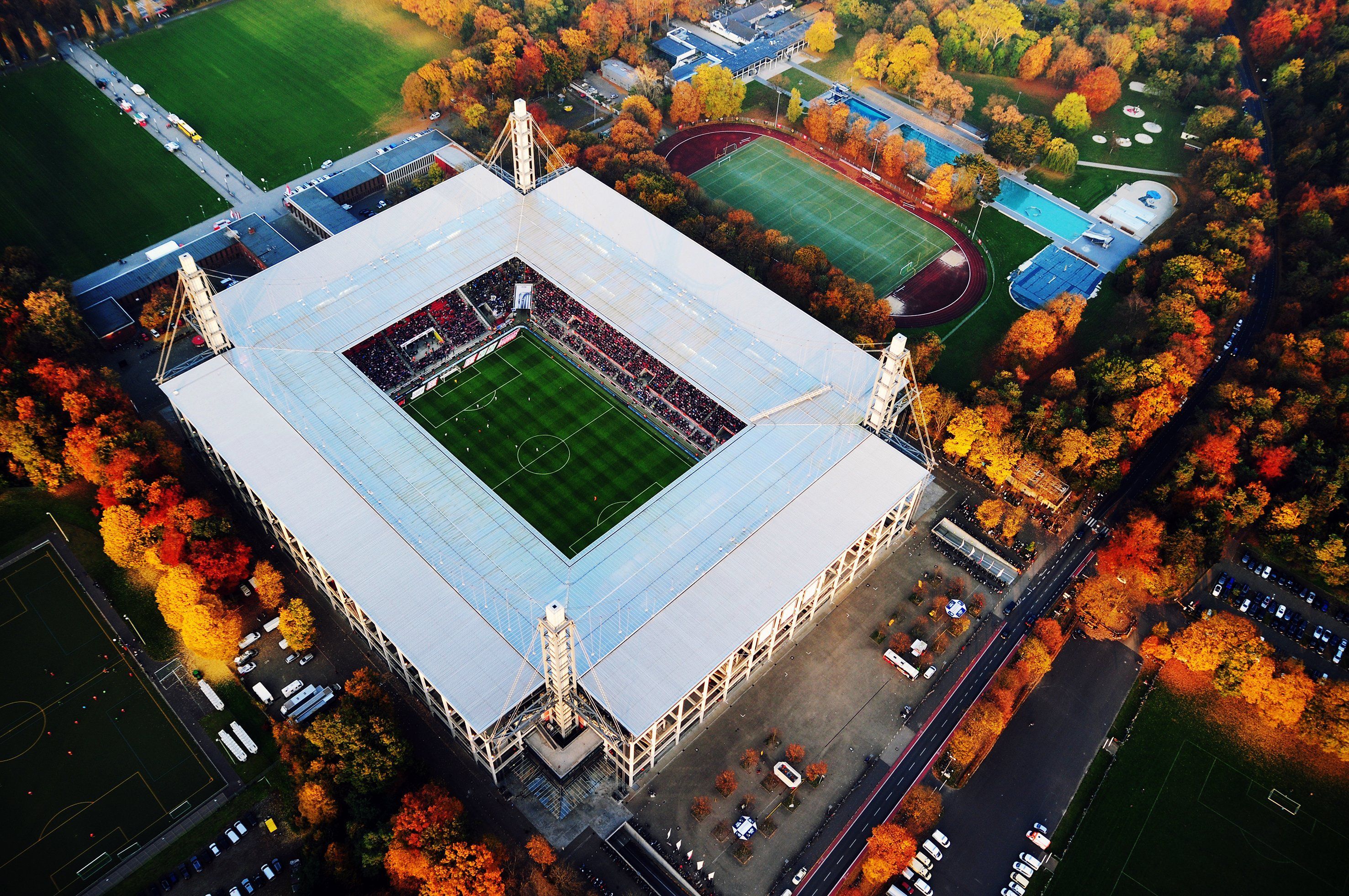 Das Rhein-Energie-Stadion im Jahr 2015 von oben fotografiert.