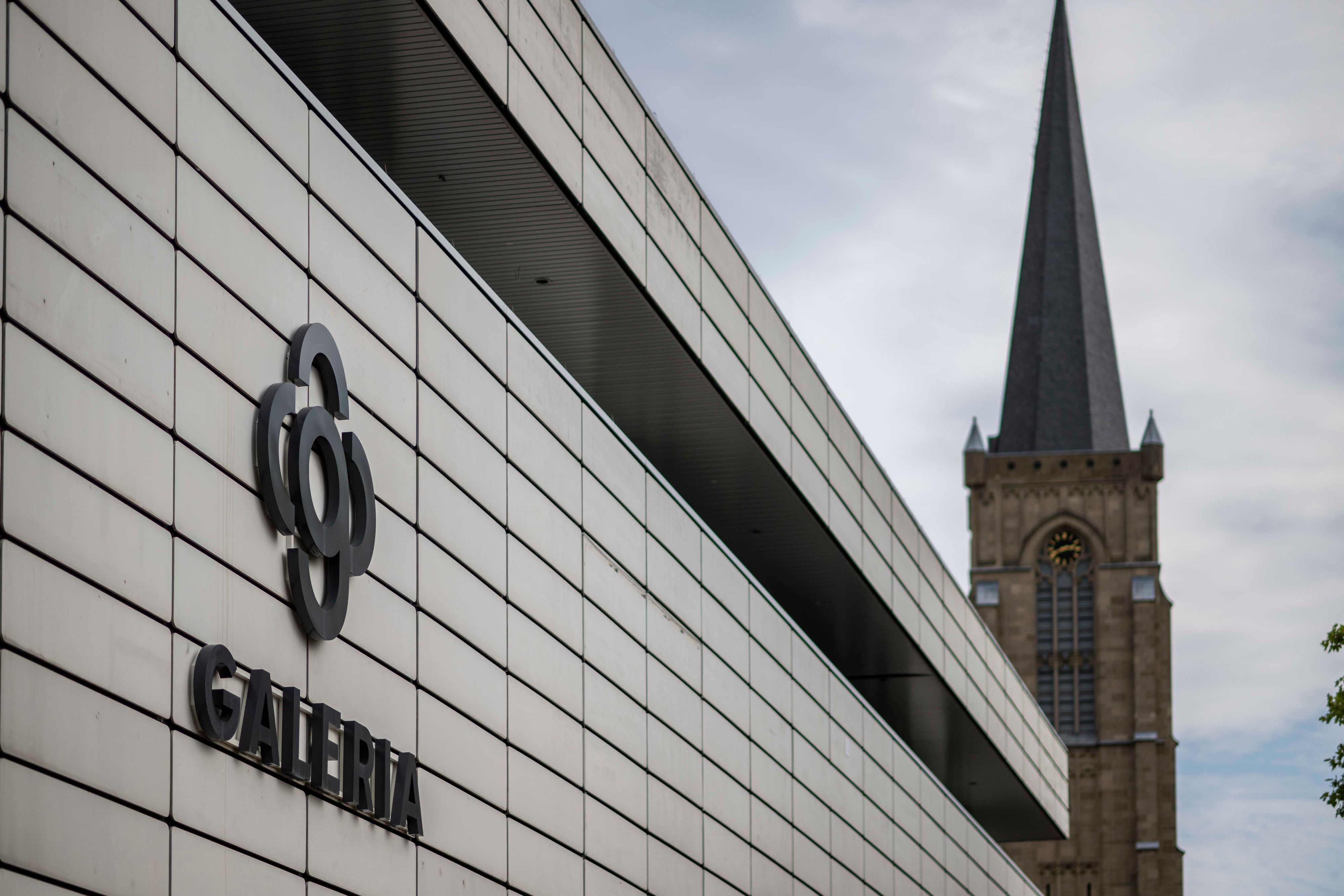 Das Bild zeigt einen Teil der Galeria-Fassade und die Herz-Jesu-Kirche.
