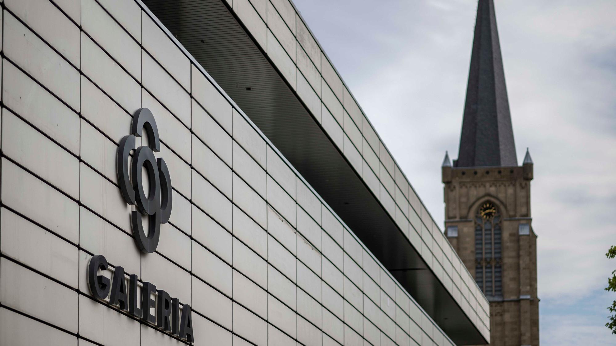 Das Bild zeigt einen Teil der Galeria-Fassade und die Herz-Jesu-Kirche.