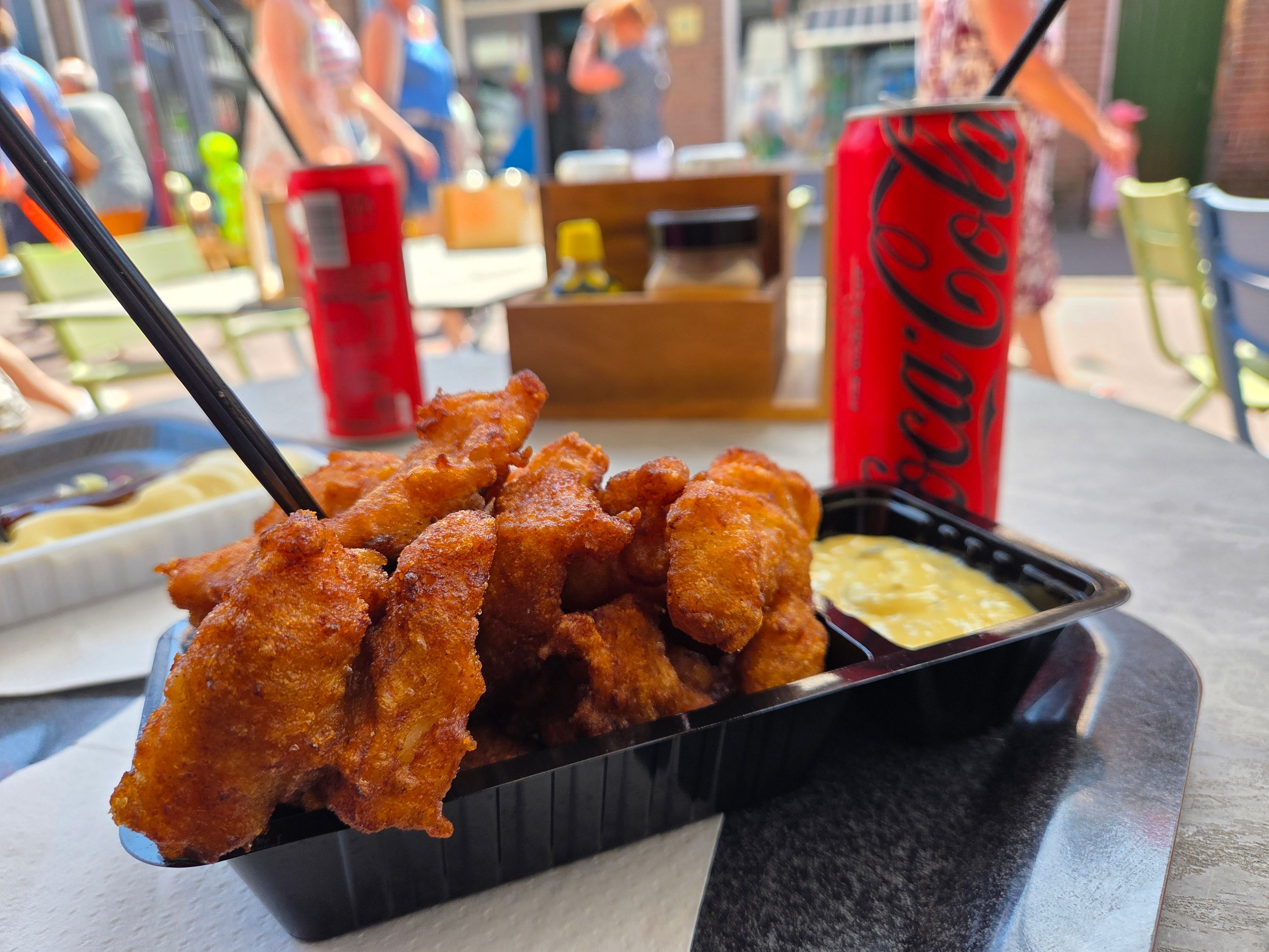 Eine Schale mit frittierten Fischstücken.