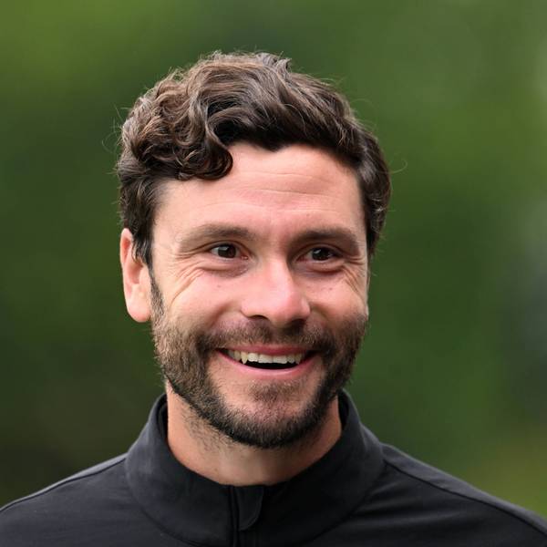 Jonas Hector lächelt bei einem Golfturnier.