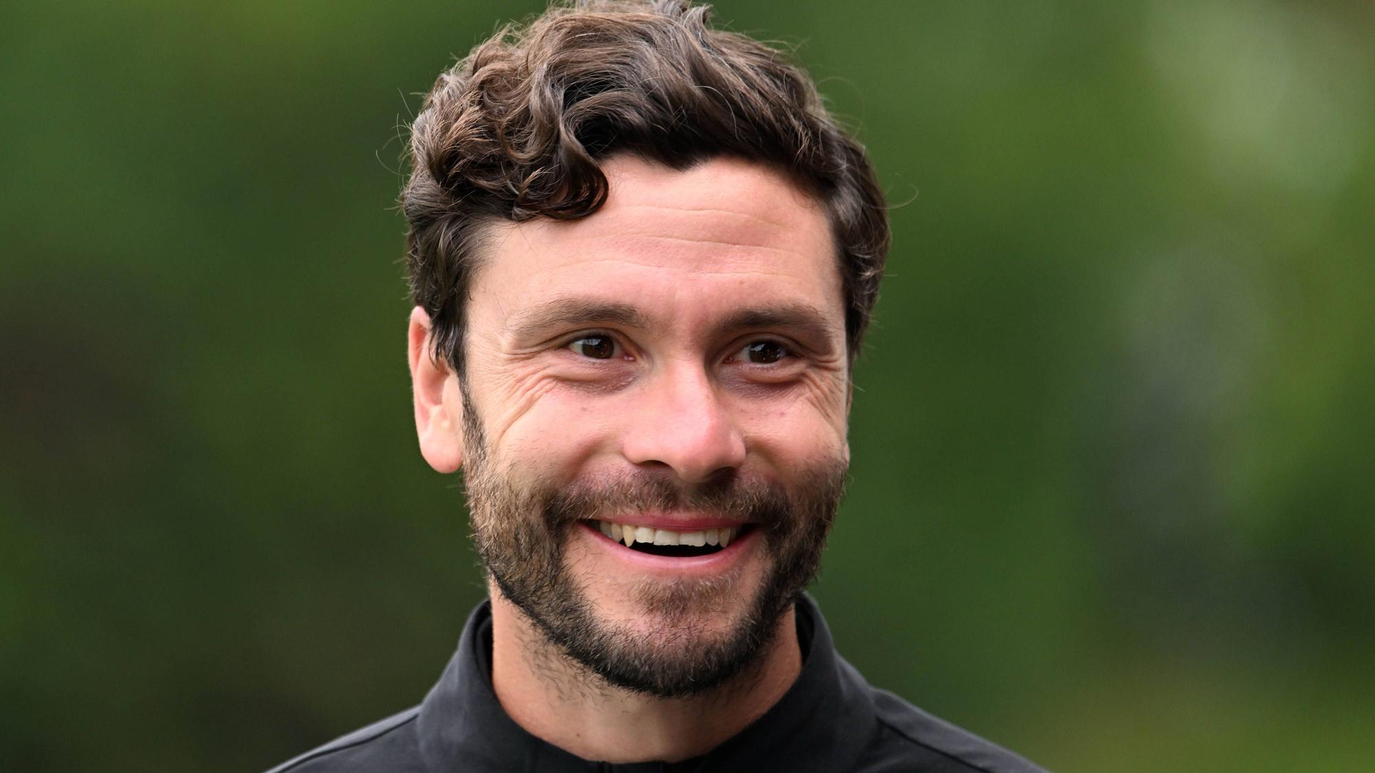 Jonas Hector lächelt bei einem Golfturnier.