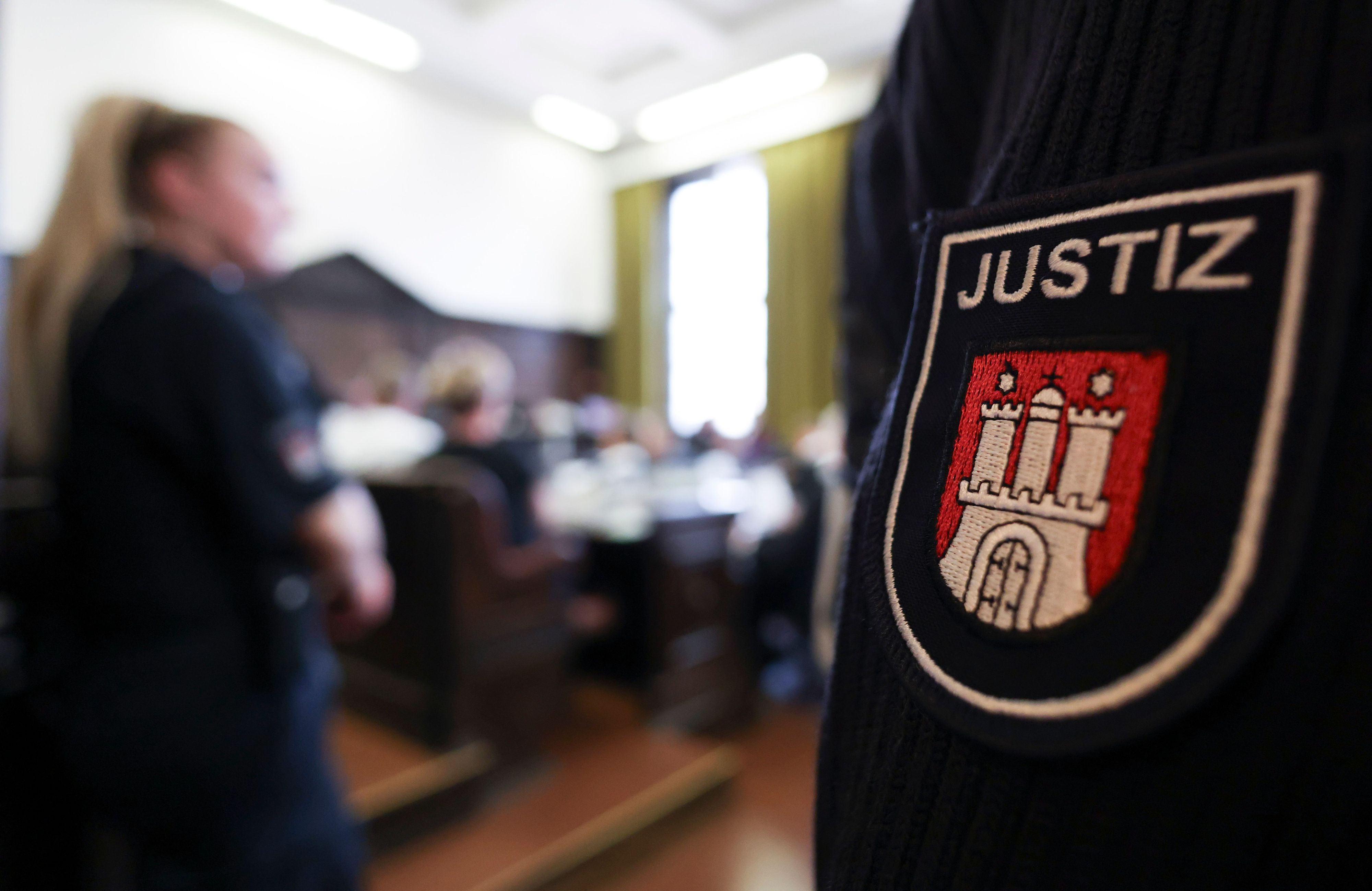 Die Angeklagten sitzen im Sitzungssaal im Strafjustizgebäude zu Beginn eines weiteren Prozesstags im Prozess gegen die rechtsextreme Terrorgruppe „Letzte Verteidigungswelle“.