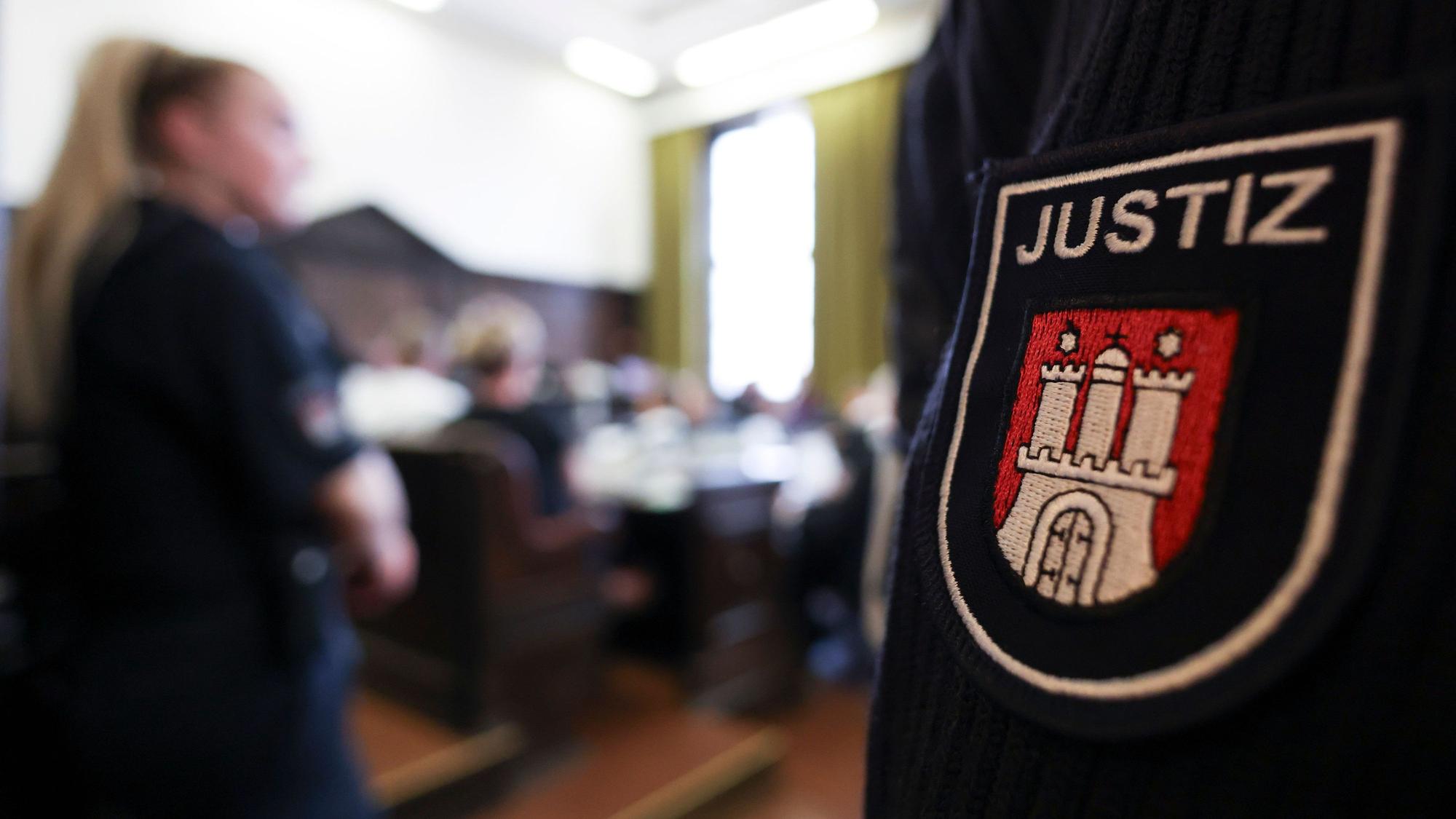 Die Angeklagten sitzen im Sitzungssaal im Strafjustizgebäude zu Beginn eines weiteren Prozesstags im Prozess gegen die rechtsextreme Terrorgruppe „Letzte Verteidigungswelle“.