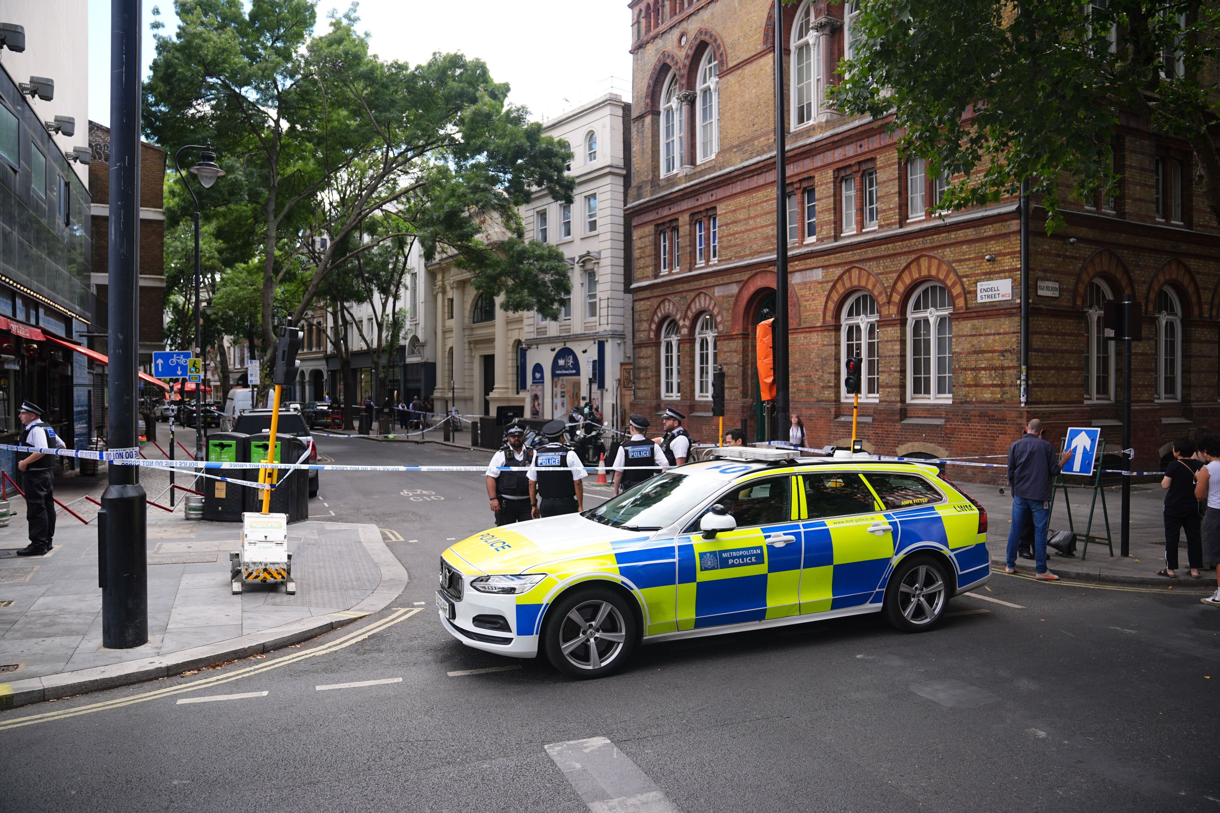 London: Einsatzkräfte der Polizei sichern einen Tatort in der Endell Street in Covent Garden, nachdem vier Männer niedergestochen worden waren.