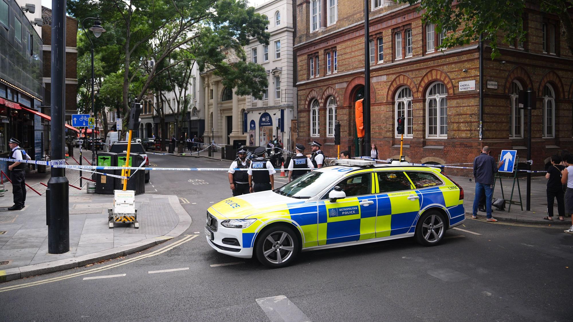 London: Einsatzkräfte der Polizei sichern einen Tatort in der Endell Street in Covent Garden, nachdem vier Männer niedergestochen worden waren.