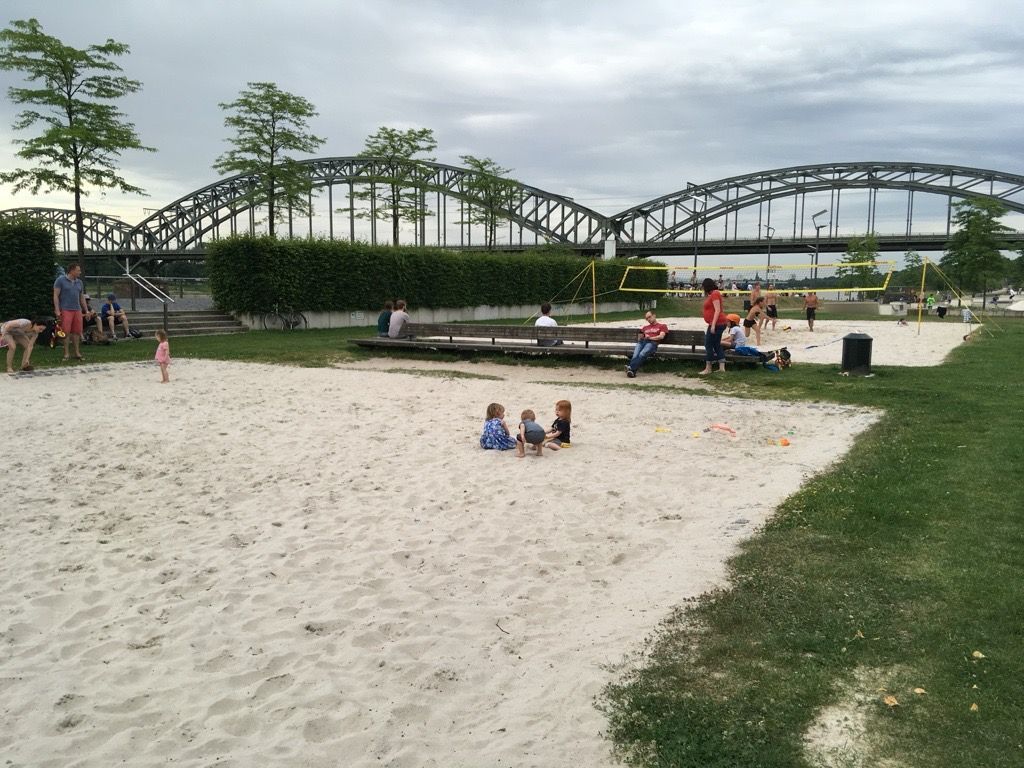 Beachvolleyballplatz am Rheinauhafen.