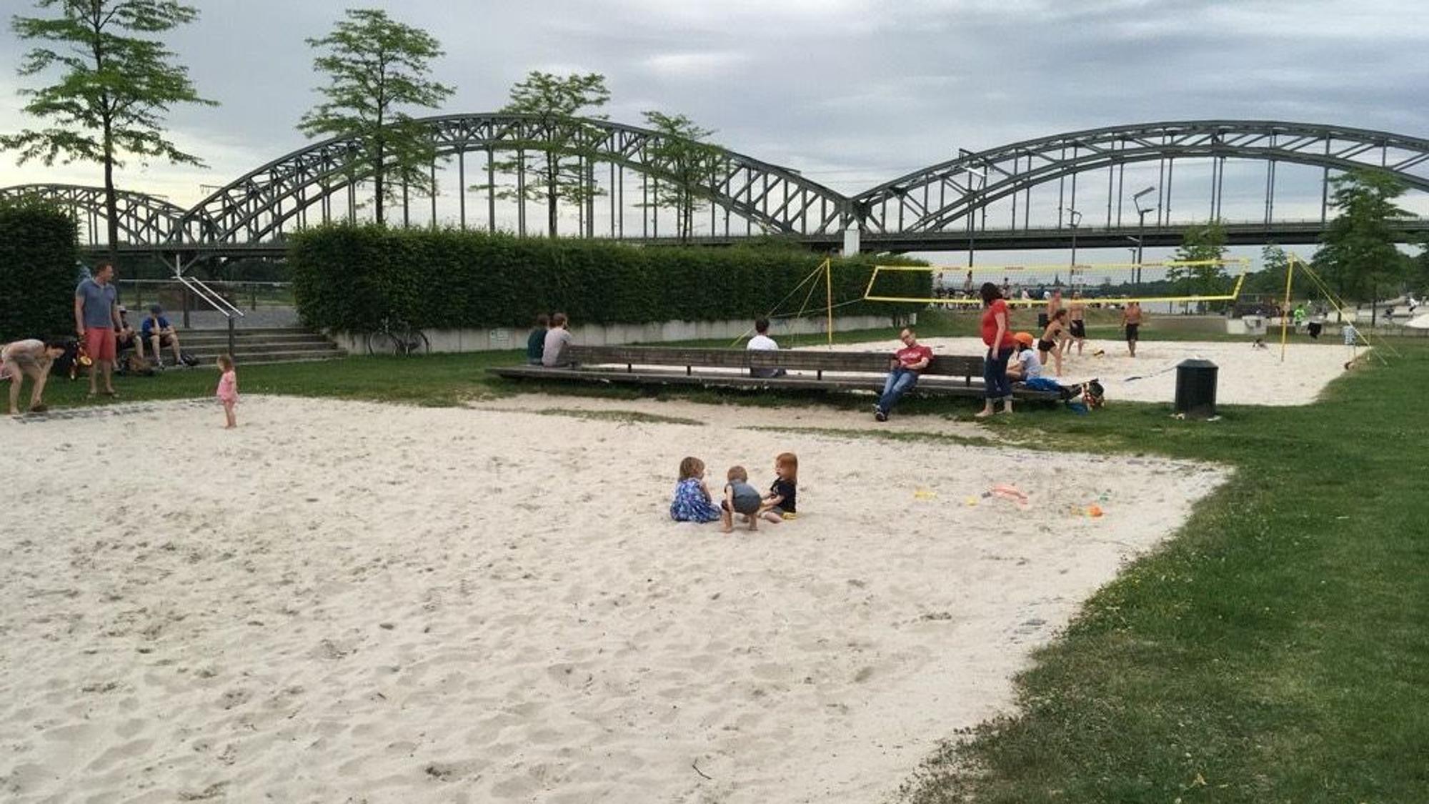 Beachvolleyballplatz am Rheinauhafen.