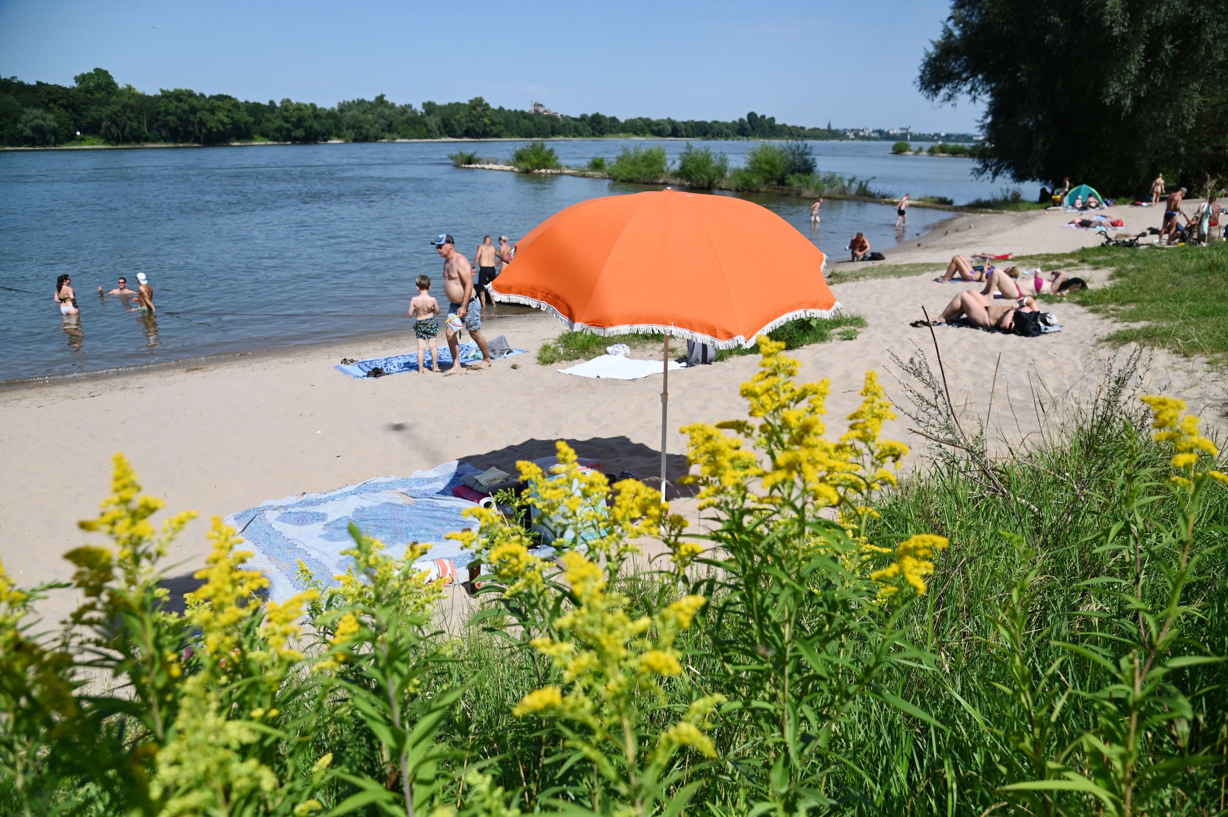 Menschen am Strand in Rodenkirchen.