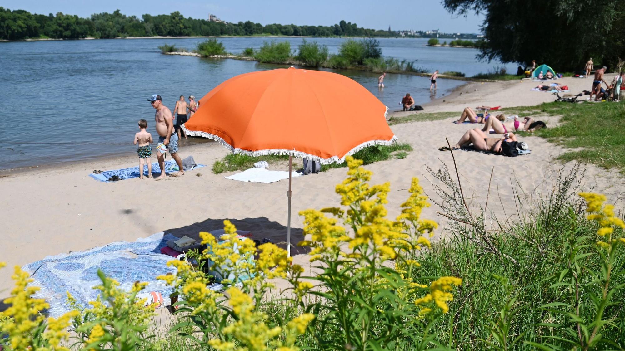 Menschen am Strand in Rodenkirchen.