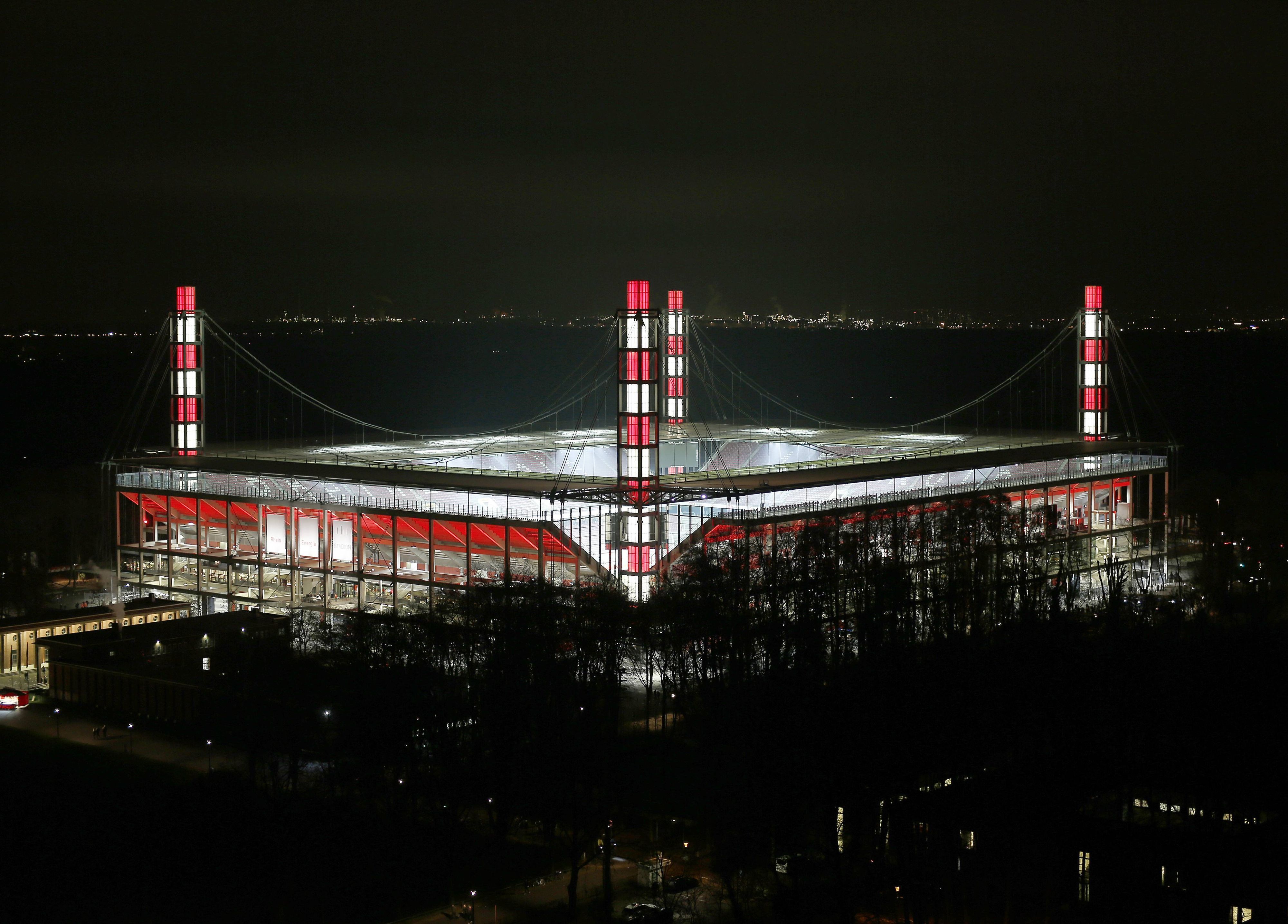 Das Stadion bei einem Abendspiel.