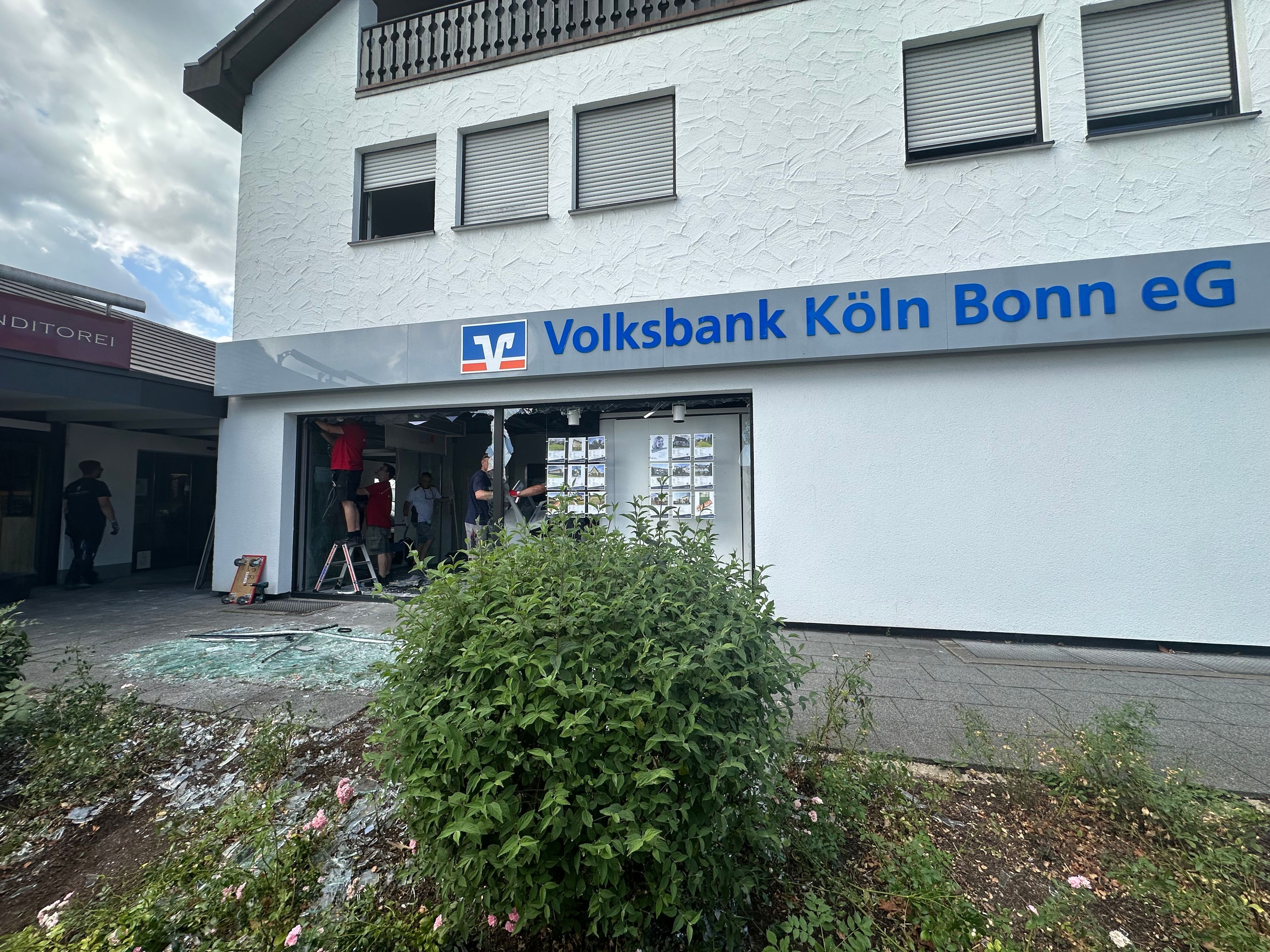 In den Morgenstunden des 5. August 2026 wurde ein Geldautomat der Volksbank Köln-Bonn in Hennef-Uckerath gesprengt.