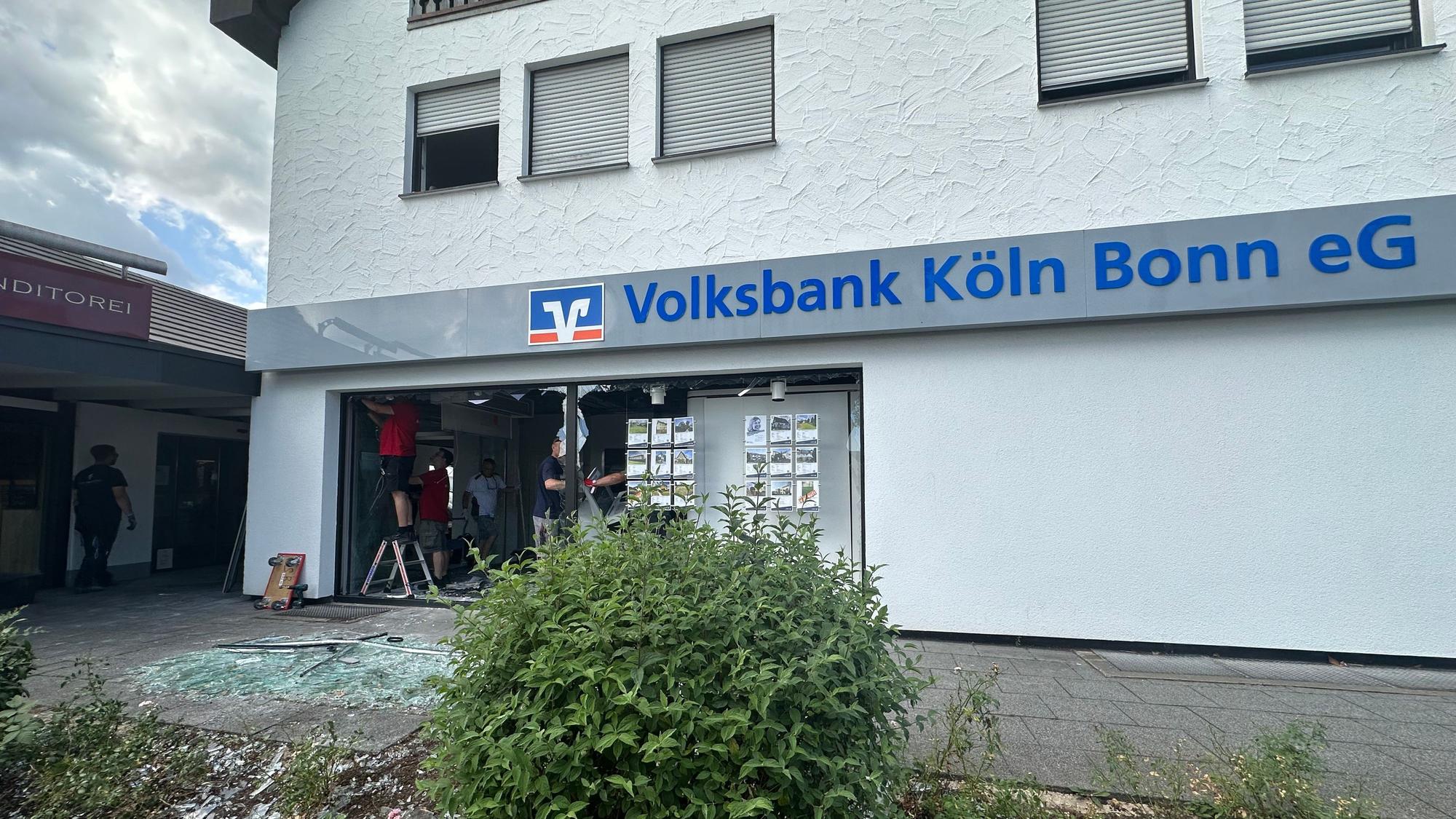 In den Morgenstunden des 5. August 2026 wurde ein Geldautomat der Volksbank Köln-Bonn in Hennef-Uckerath gesprengt.