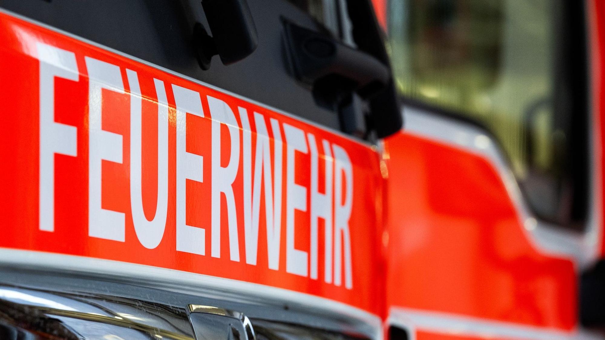Waldboden an Bahnstrecke in Rösrath brennt