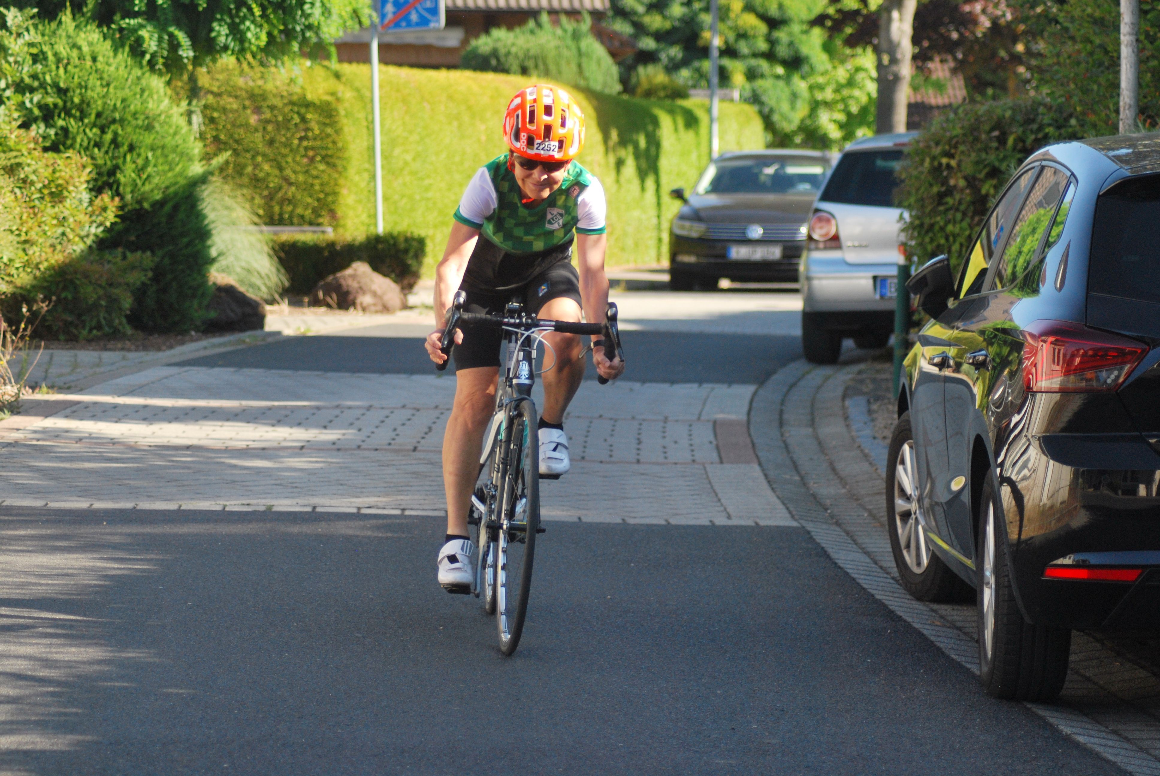 Elisabeth Bachem fährt mit ihrem Rennrad über eine Straße.