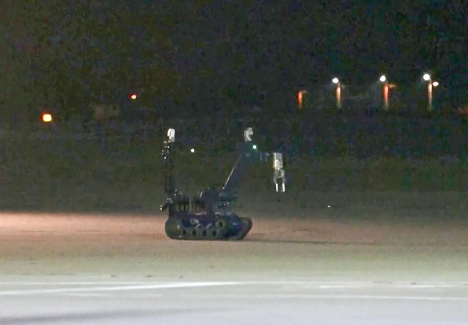 Ein Entschärfungsroboter rollt in Leipzig über das Flugfeld.